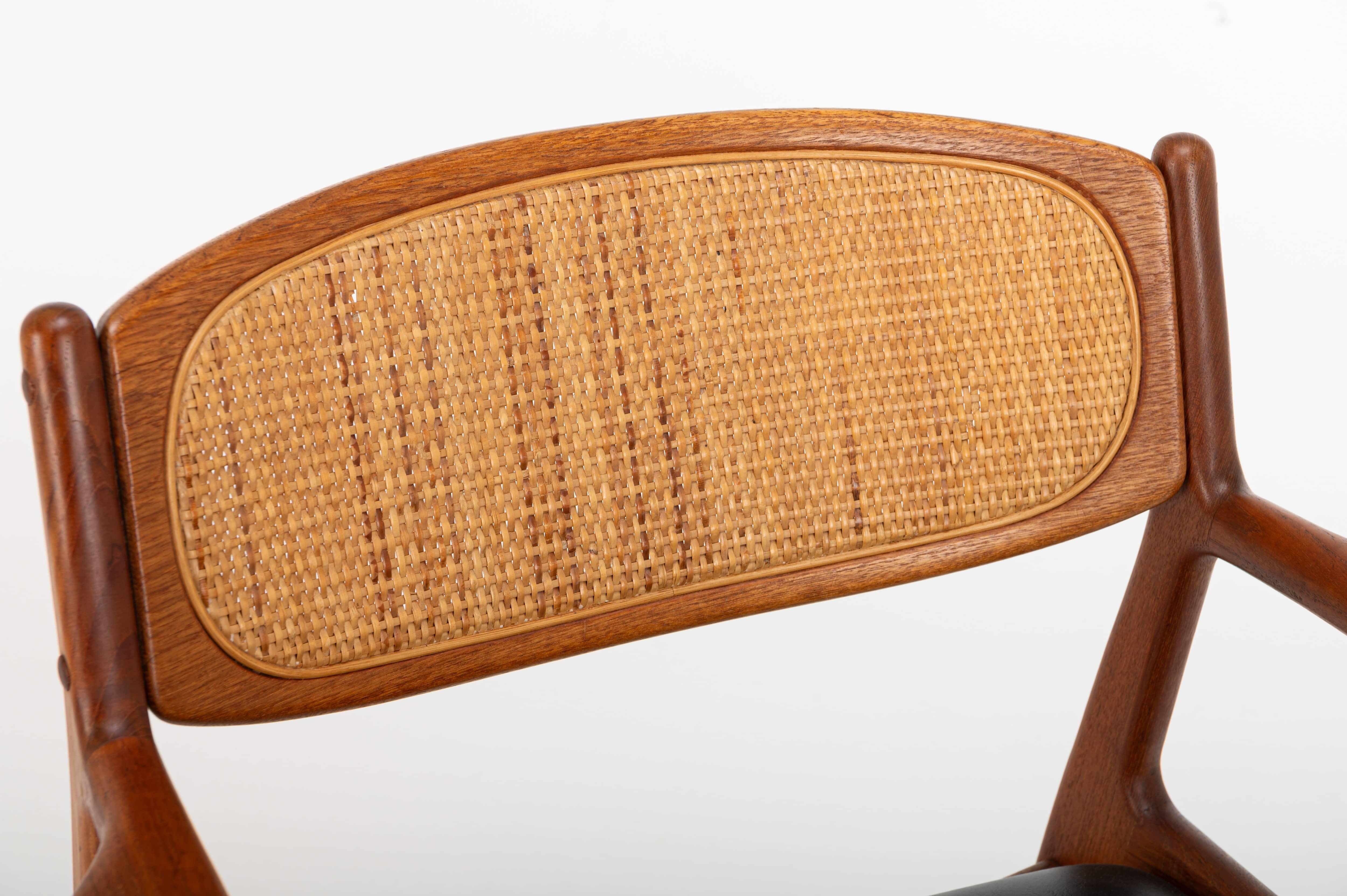 XX secolo Poltrona di Ib Kofod-Larsen per Christian Linnebergs Mobelfabrik, Danimarca 1960 in vendita