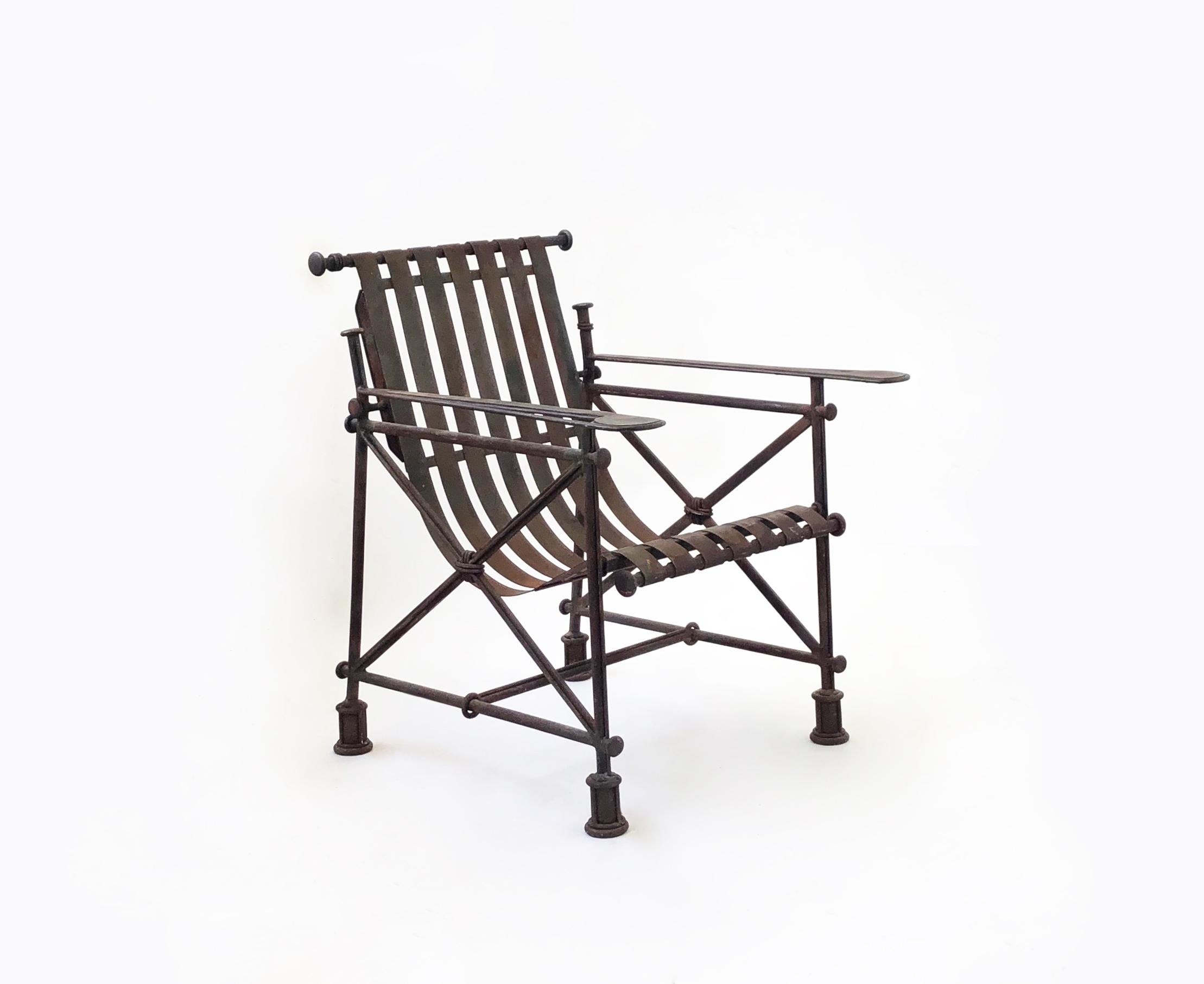 Brutalist armchair in forged iron by artist Ilana Goor, with original patina and signed plaque on the bottom stretcher.
Measure: Arm height 62 cm.