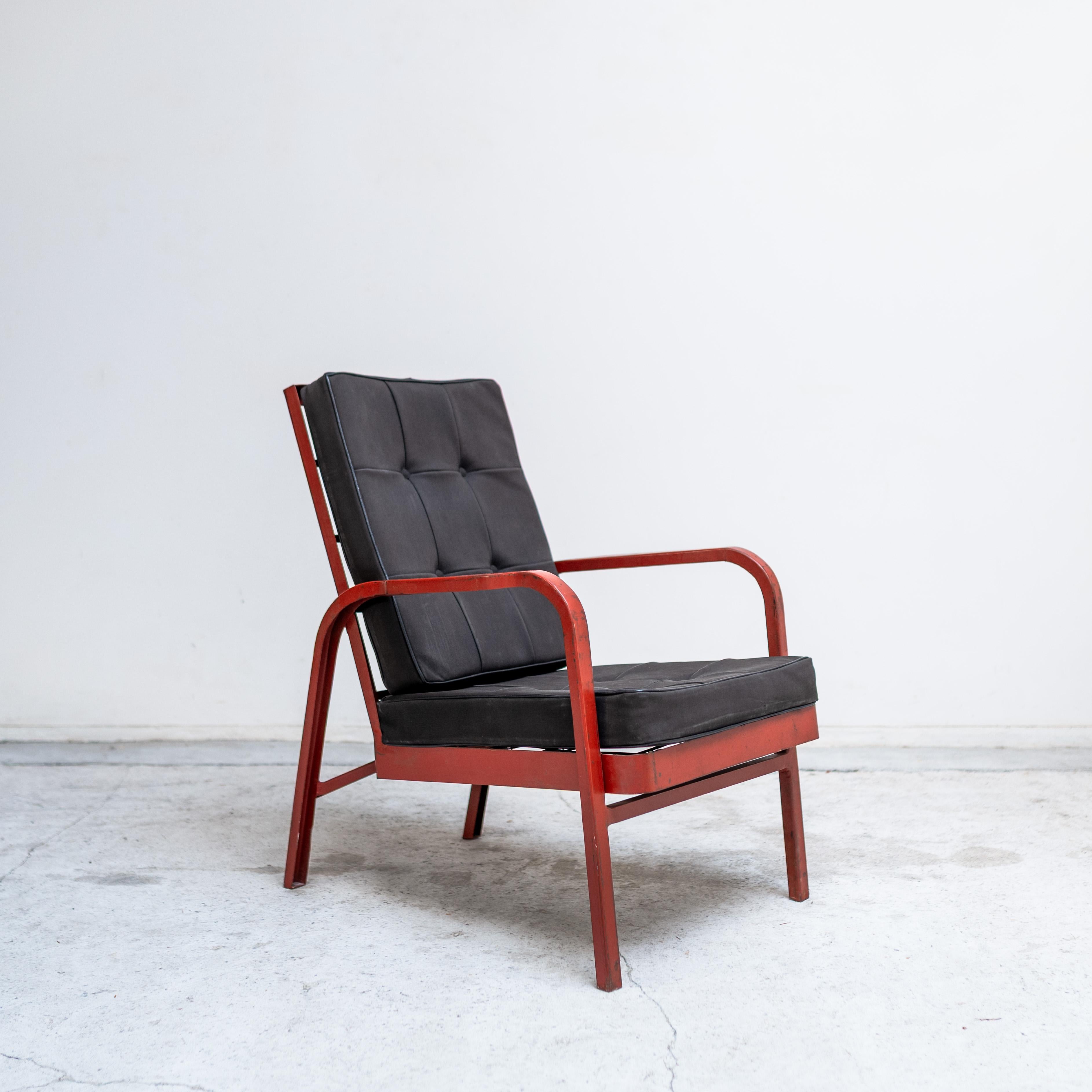 A rare collaboration between Jean Prouvé and Jules Leleu, this armchair embodies the meeting of two worlds: Prouvé’s rational, structural approach and Leleu’s refined Art Deco sensibility. The result is a piece that is both industrial and poetic,