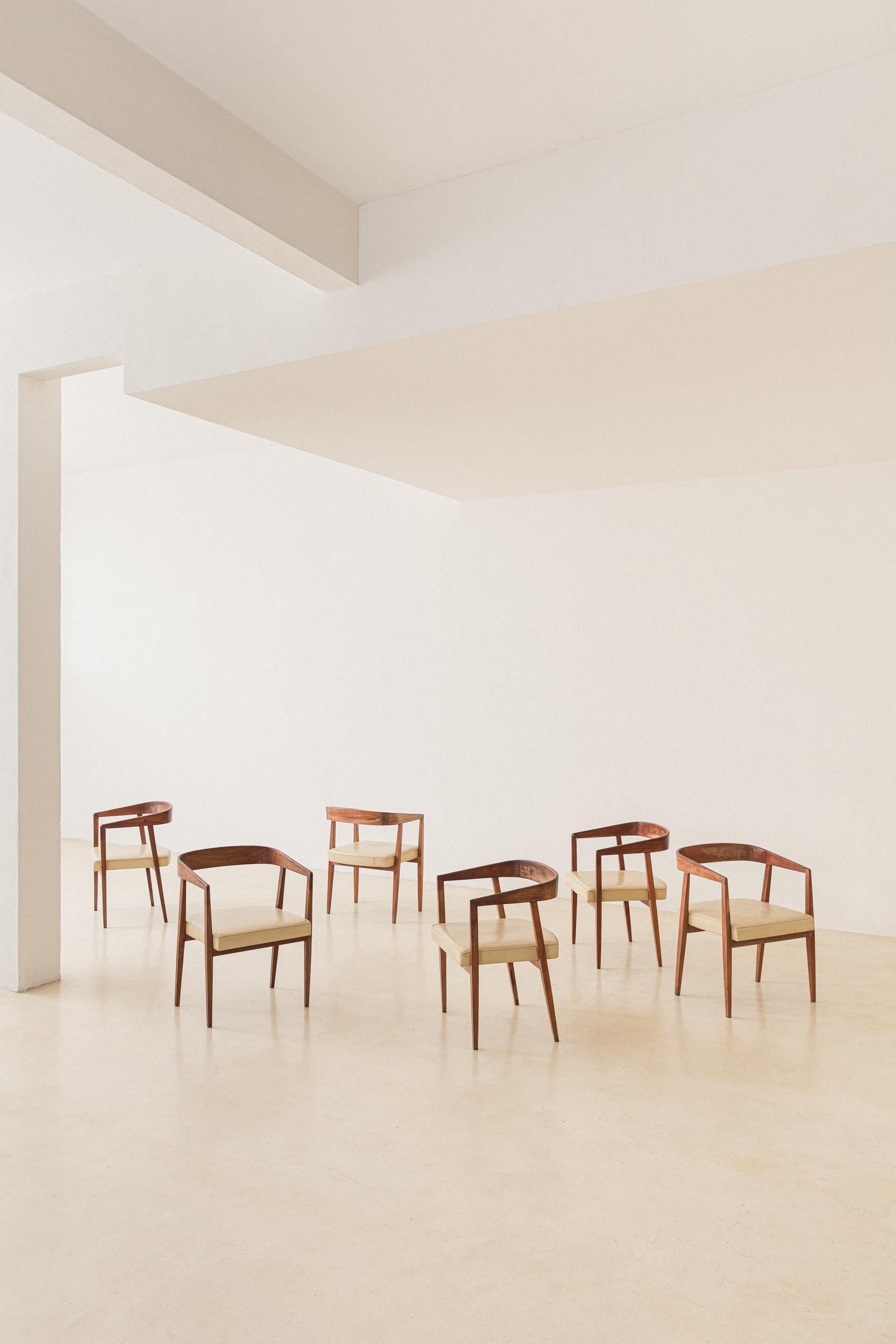 Juego de 6 sillas de comedor con asiento delicadamente curvado.

