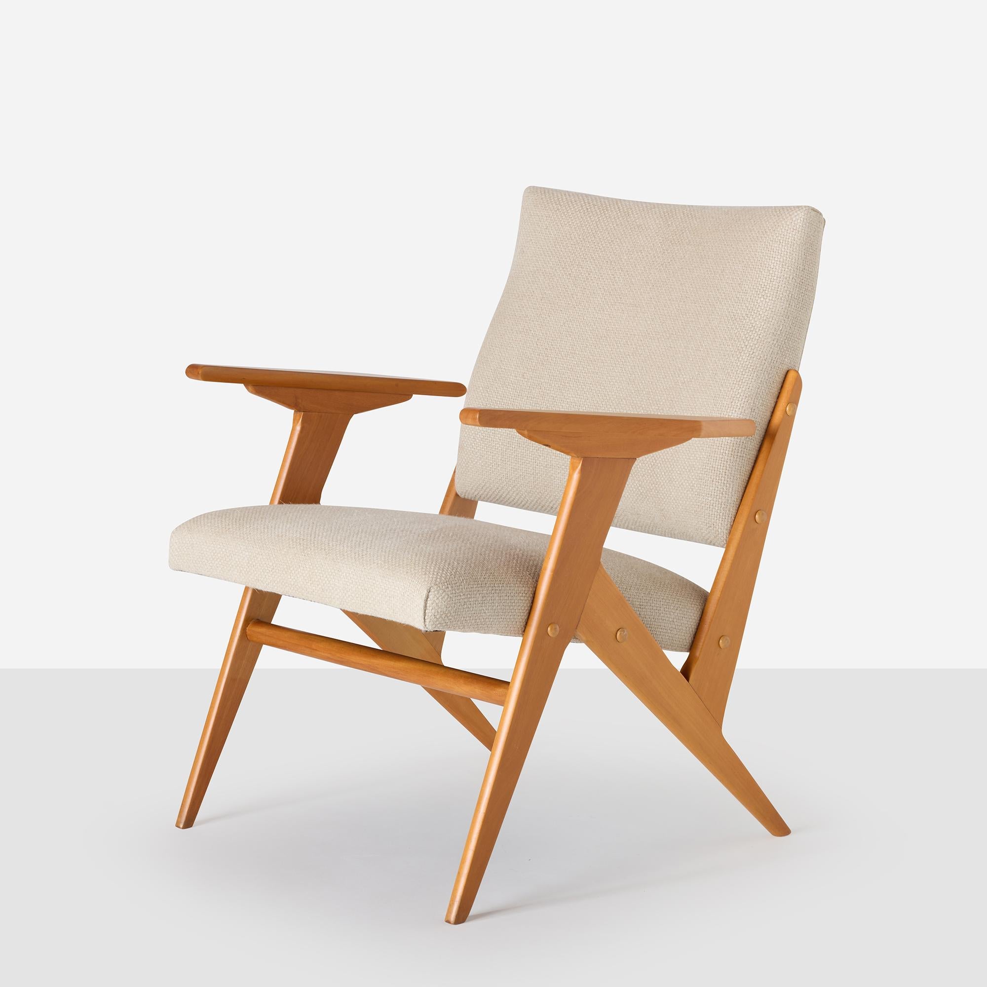 Sillón de José Zanine Caldas para Móveis Artísticos Z, Brasil, c. 1950. Construido en madera maciza de caviúna, el armazón se ha repintado por completo para resaltar el tono y la veta naturales de la madera. Recién tapizada en un lino tejido neutro.