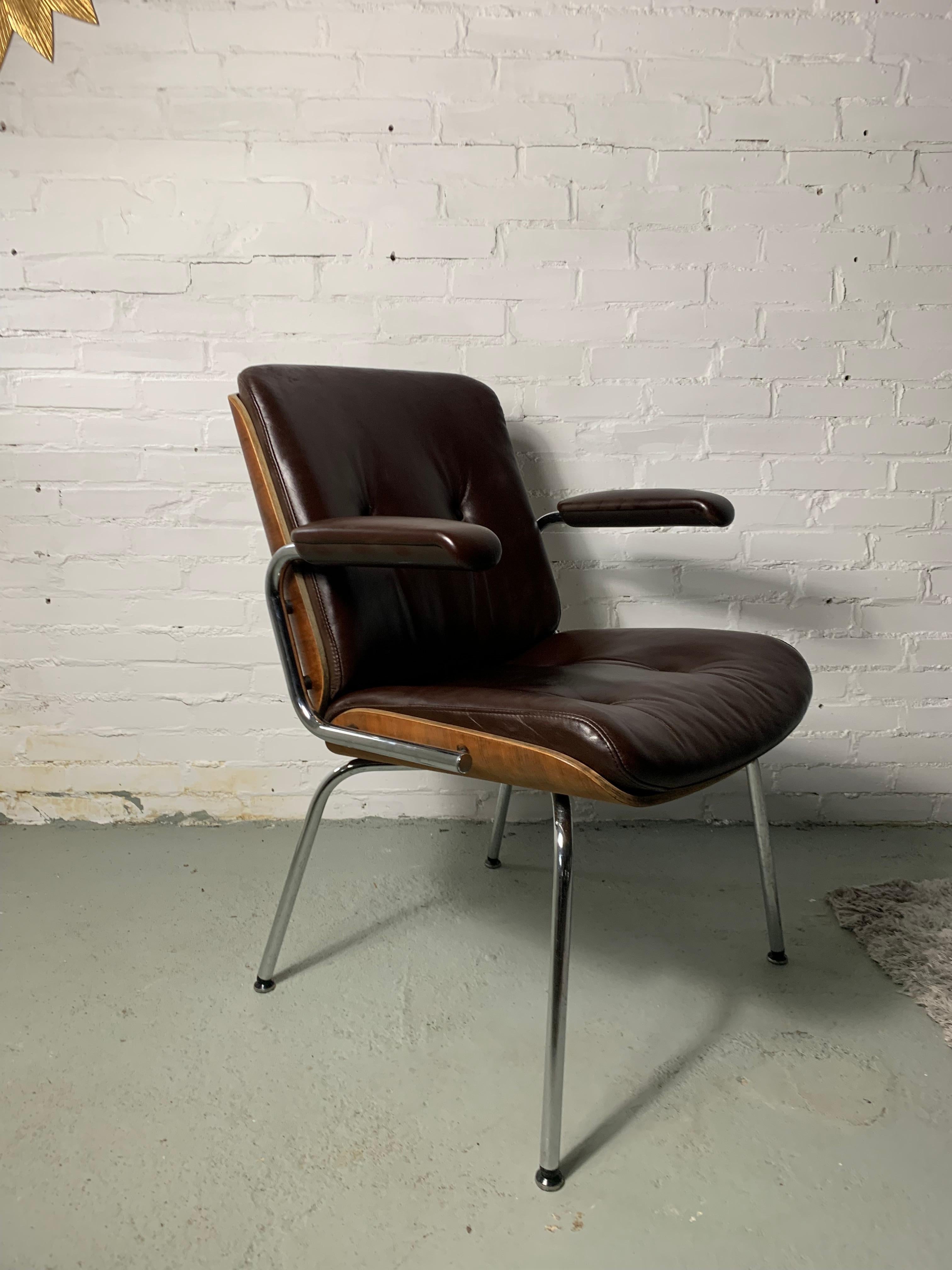 Comfortable Stoll Giroflex office chair with chocolate brown leather and a warm colored wood shell on the outer backrest. The leather is in good condition, so is the wooden back. This office chair was designed by the German designer Karl Dittert in