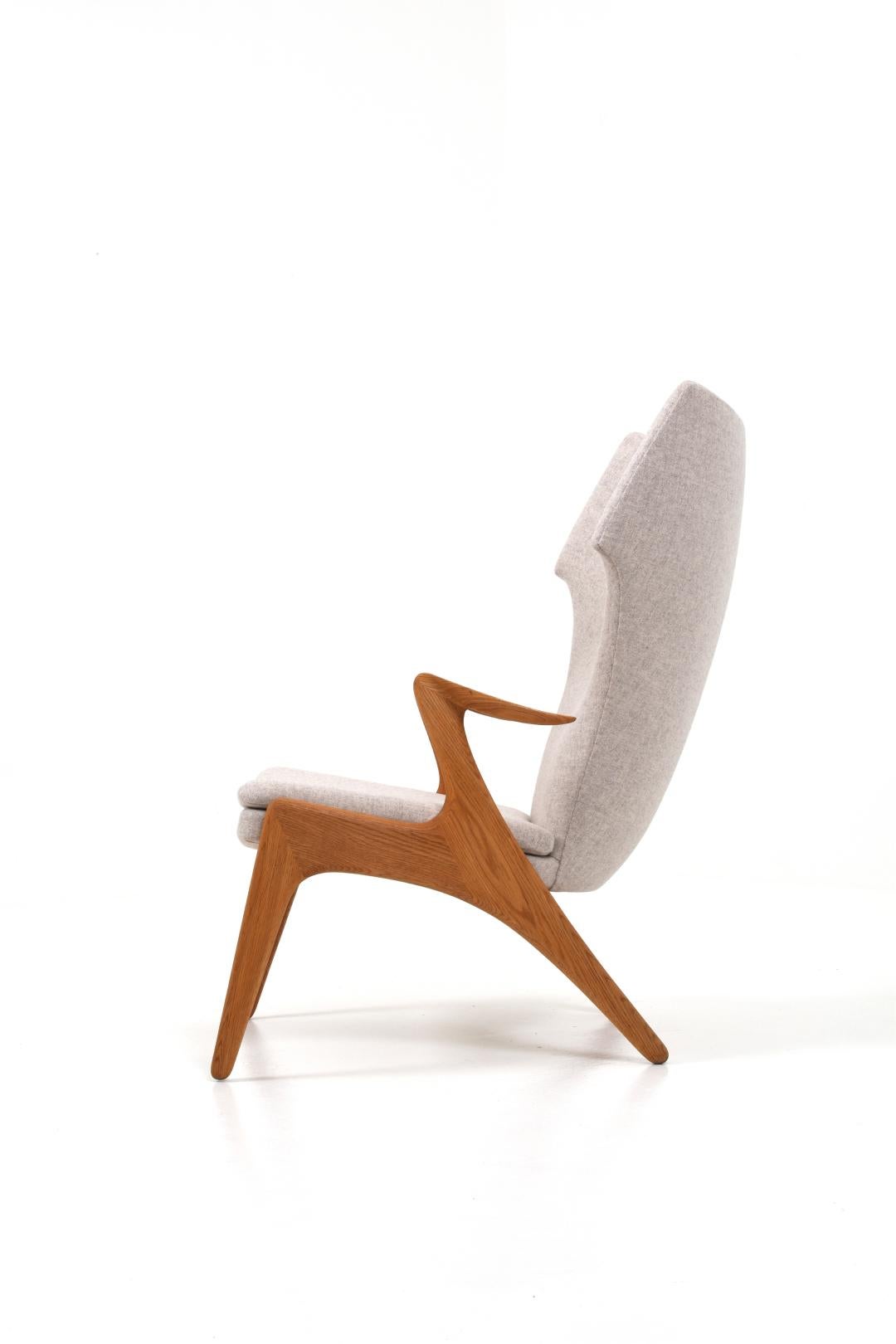 An unusual armchair by Kurt Østervig for Glostrup Møbelfabrik, Denmark.

The Danish oak wing chair by Kurt Østervig is a timeless classic that will elevate any home decor with its mid-century modern style.
Crafted from high-quality oak, this chair