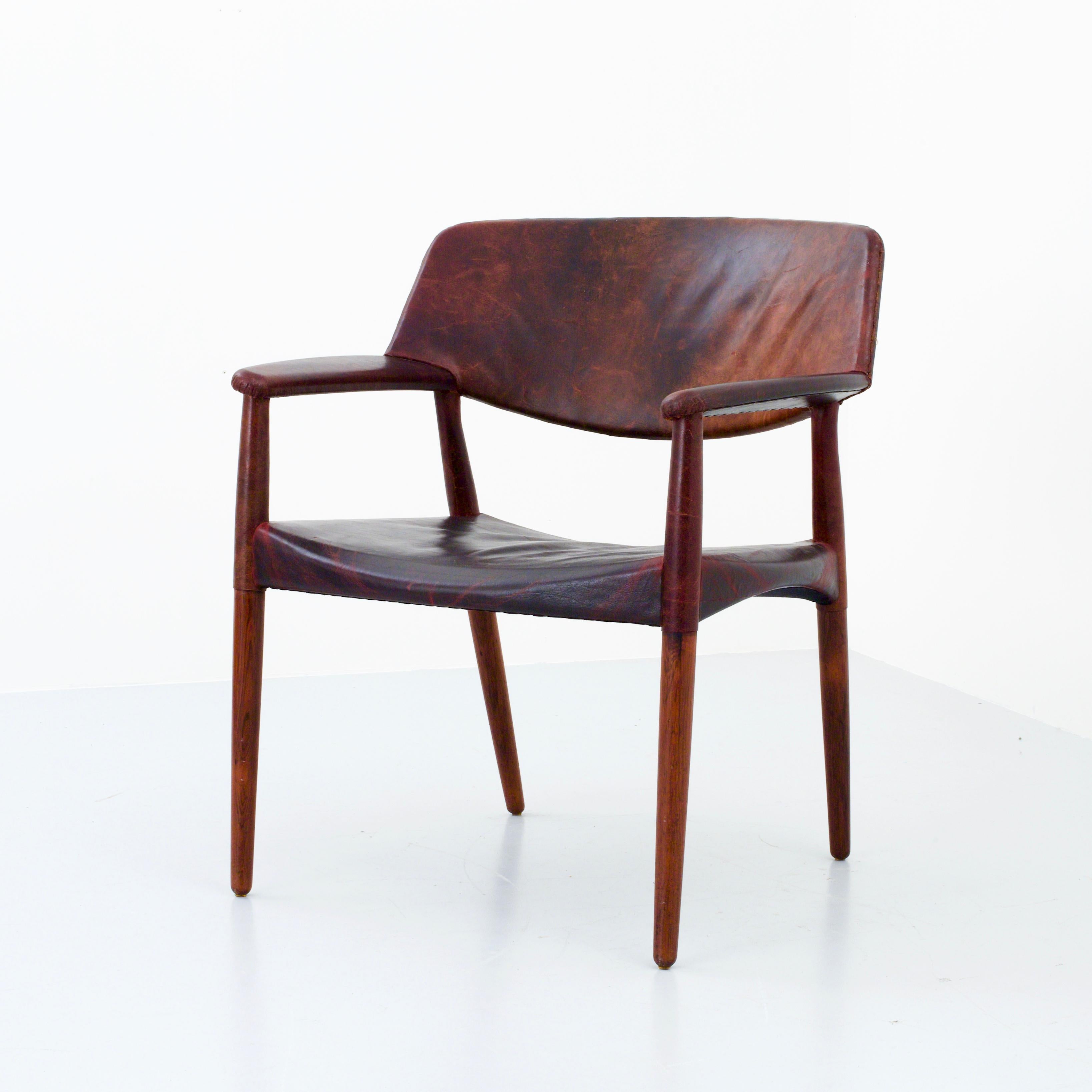 Lounge chair by Ejner Larsen and Aksel Bender Madsen in patinated leather and rosewood by Cabinetmaker Willy Beck, Denmark, 1950s

Very nicely patinated lounge chair / large armchair in dark brown leather. This leather is from the 1950's and over