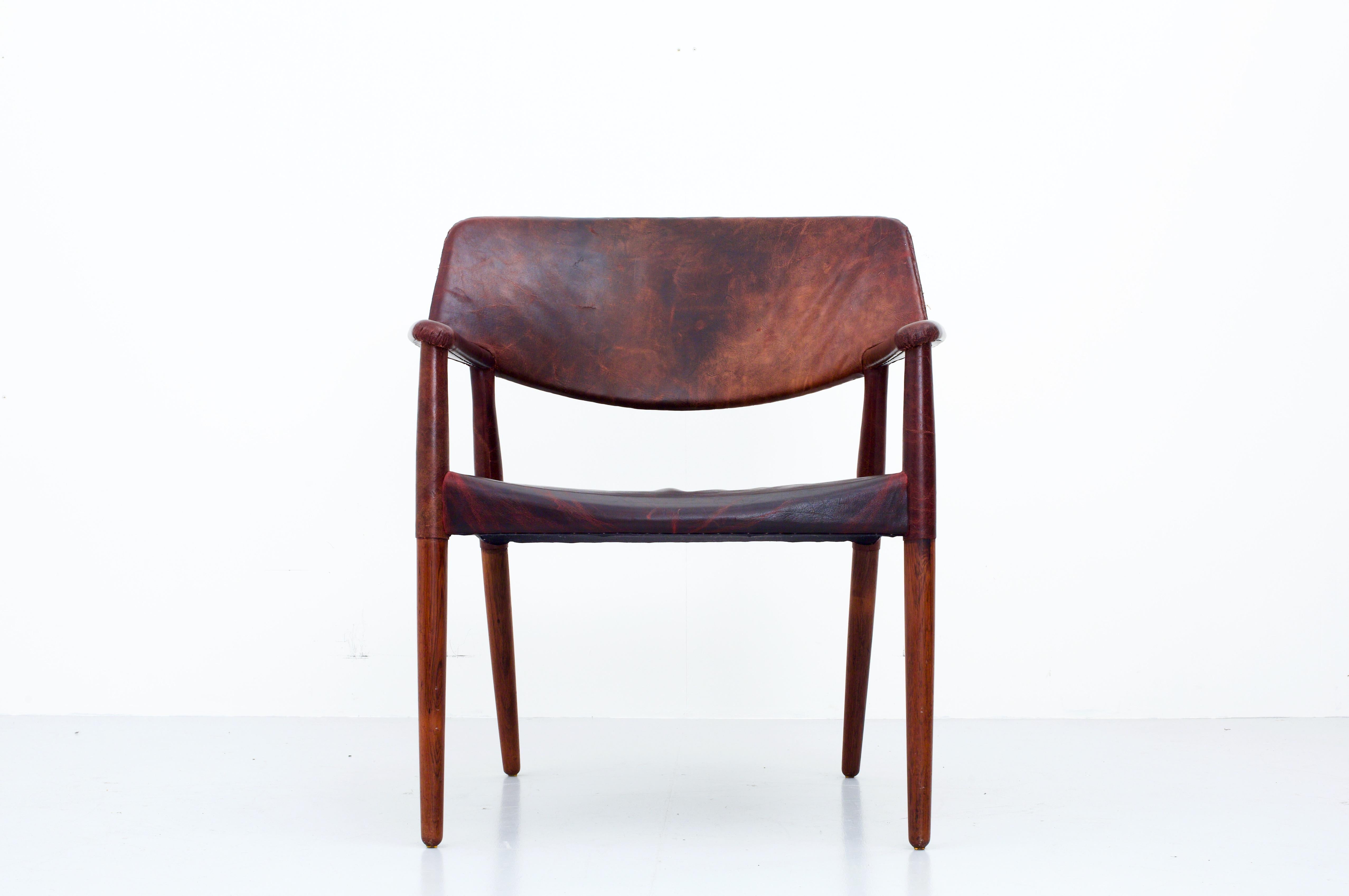 Lounge chair by Ejner Larsen and Aksel Bender Madsen in patinated leather and rosewood by Cabinetmaker Willy Beck, Denmark, 1950s

Very nicely patinated loungechair / large armchair in dark brown leather. This leather is from the 1950s and over the