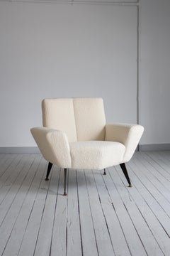 Poltrona di Lenzi per Studio Tecnico a.p.a. in bouclé color crema