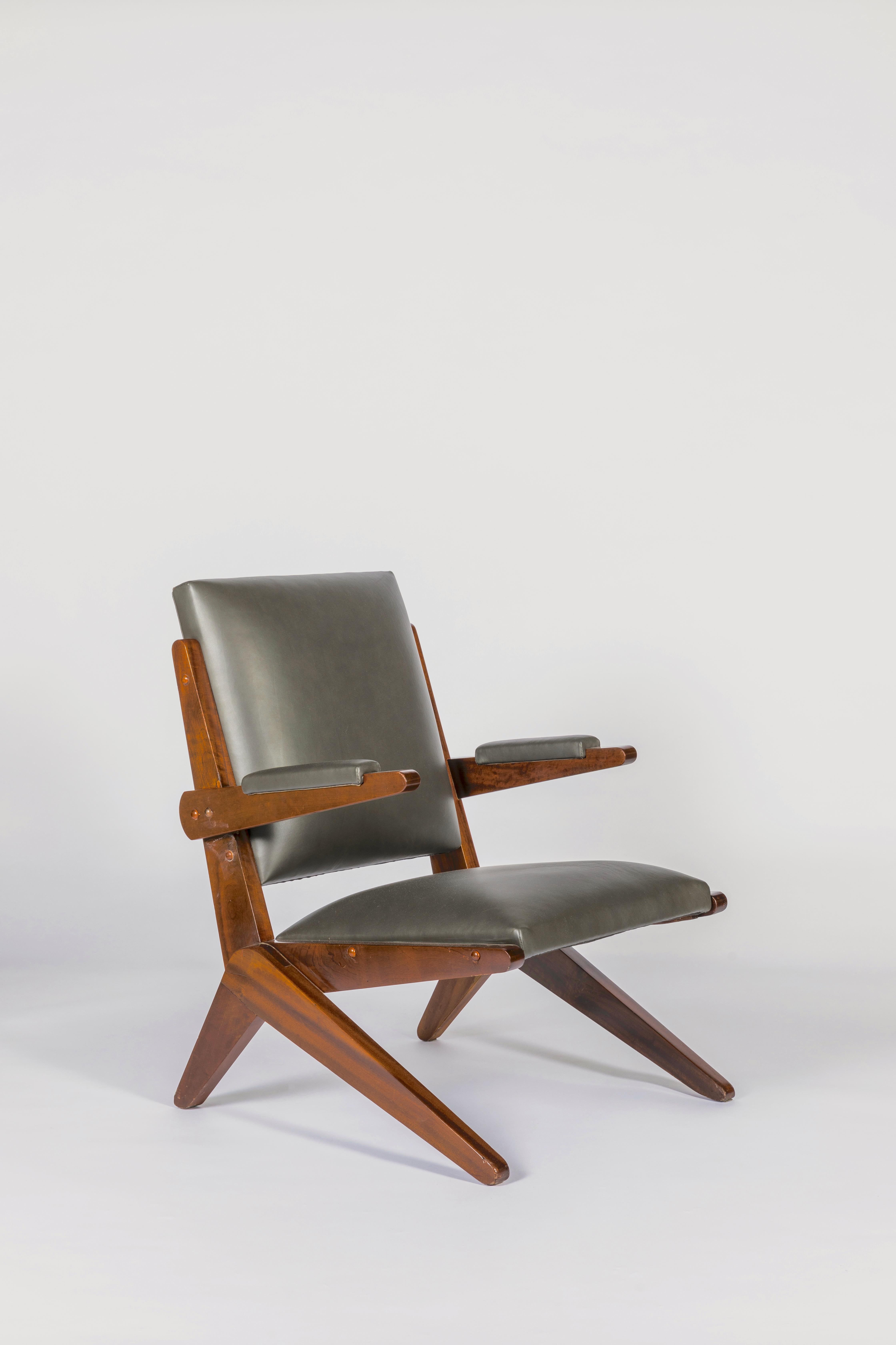 Brazilian Modern manifest, the scissor chair is a Lina Bo Bardi design still on the process of attribution. It has been inspired by Le Corbusier Modernism and the tropical wood give it more deepness.
Restored wood and new leather cushion, the