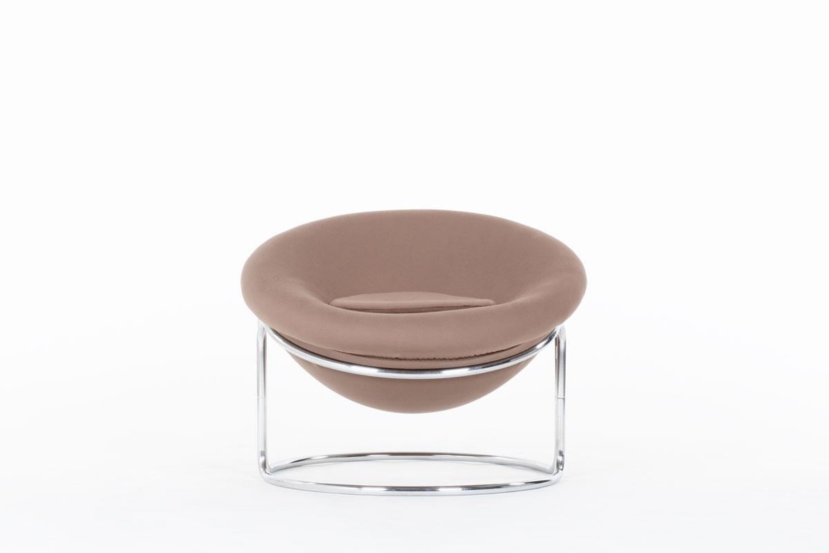 Der Sessel wurde von Luigi Colani, einem deutschen Designer, entworfen und von Kusch&Co. herausgegeben.
Verchromte Rohrstruktur, runde Schale mit grauem Stoff bezogen
Ein extrem seltenes Modell, das nur in wenigen Exemplaren hergestellt wurde