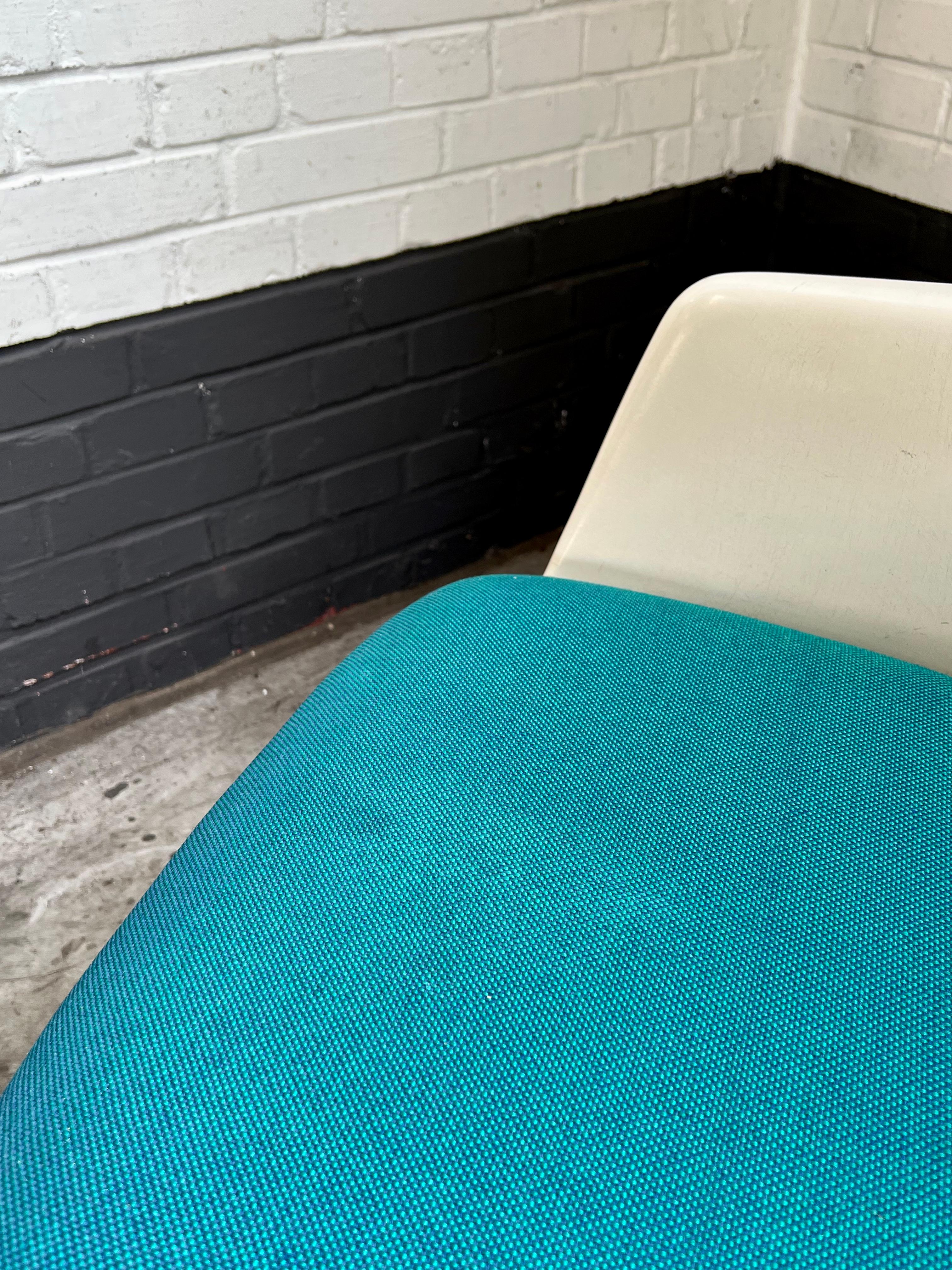 Chaise iconique du designer anglais Maurice Burke, produite par Arkana dans les années soixante.
 
Magnifique cadre blanc façonné sur une base pivotante en métal avec des pieds croisés. Revêtement bleu vif.