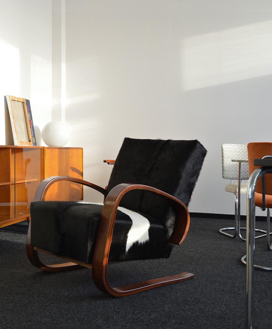 Gorgeous cantilever lounge armchair, designed by Miroslav Navratil for Spojené UP závody in the 1950s, Czechoslovakia.

We have completely restored this armchair, including of course a new spring core. We have as well reupholstered the armchair in