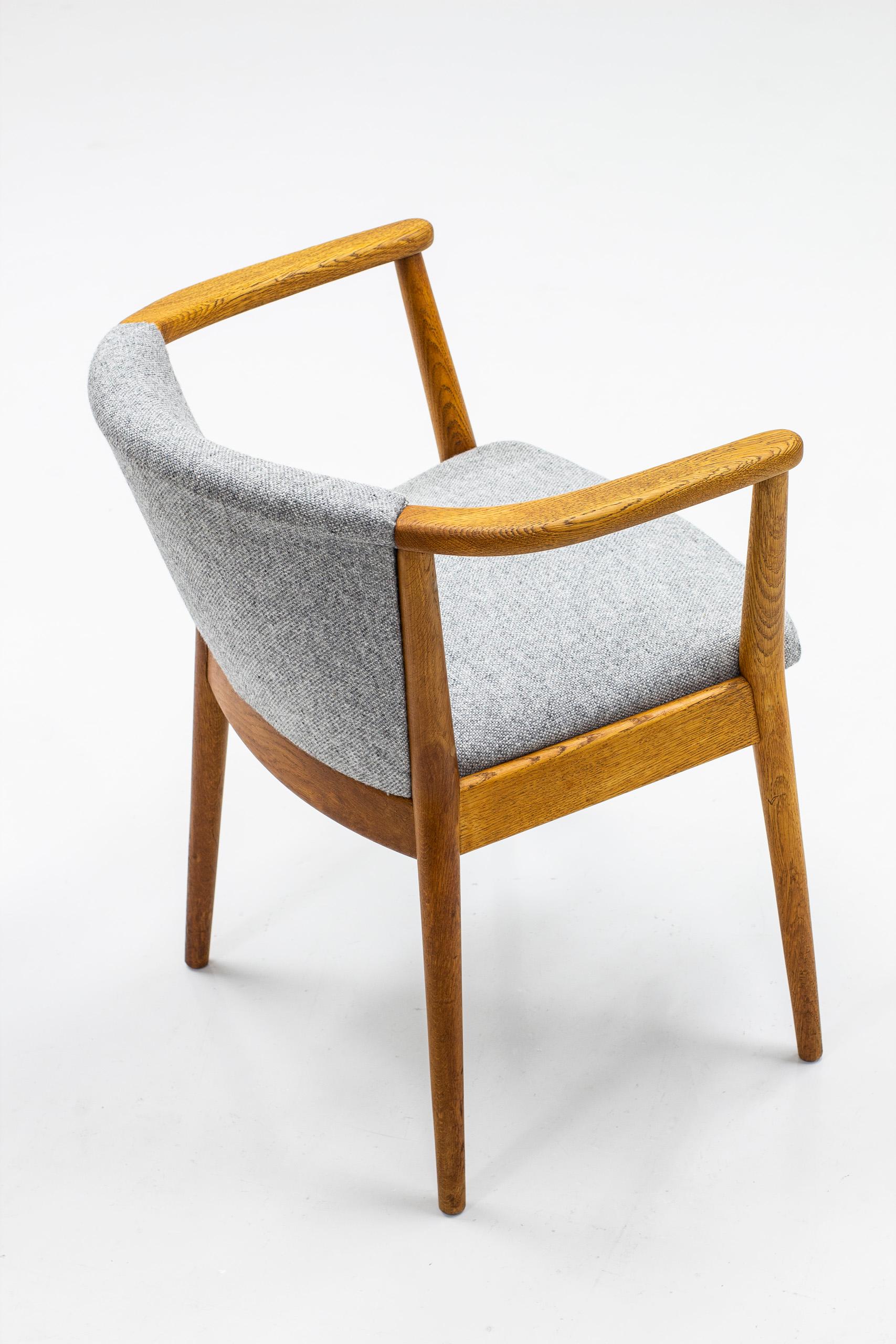 Armchair designed by Nanna Ditzel. Produced in Denmark by cabinetmaker Søren Willadsen during the 1950s. Designed in 1952. Made from solid oak and upholstery in fabric. Newly reupholstered with 