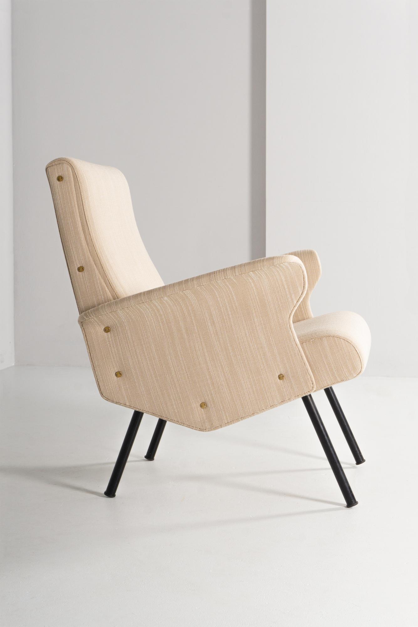 Dieses raffinierte Möbelstück, das 1960 von Gianfranco Frattini für Cassina entworfen wurde, zeichnet sich durch seine kulturelle und futuristische Linie aus. Der Bezug, der ebenso wie der Schaumstoff erneuert wird, ist aus bestem Leder