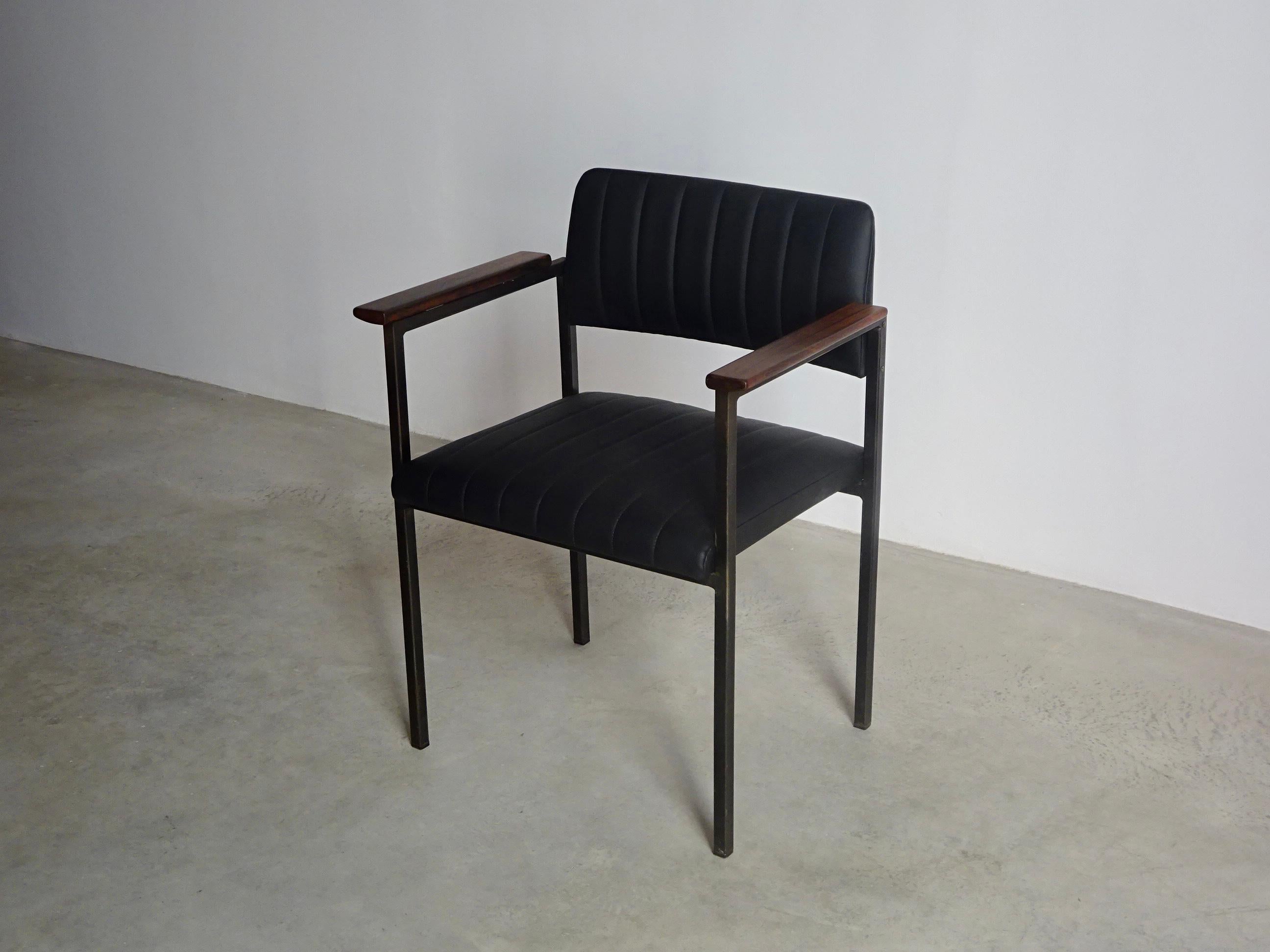Armchair designed by Sérgio Rodrigues in iron structure, solid wood arms and new black leather upholstery. Brazil, 1950.