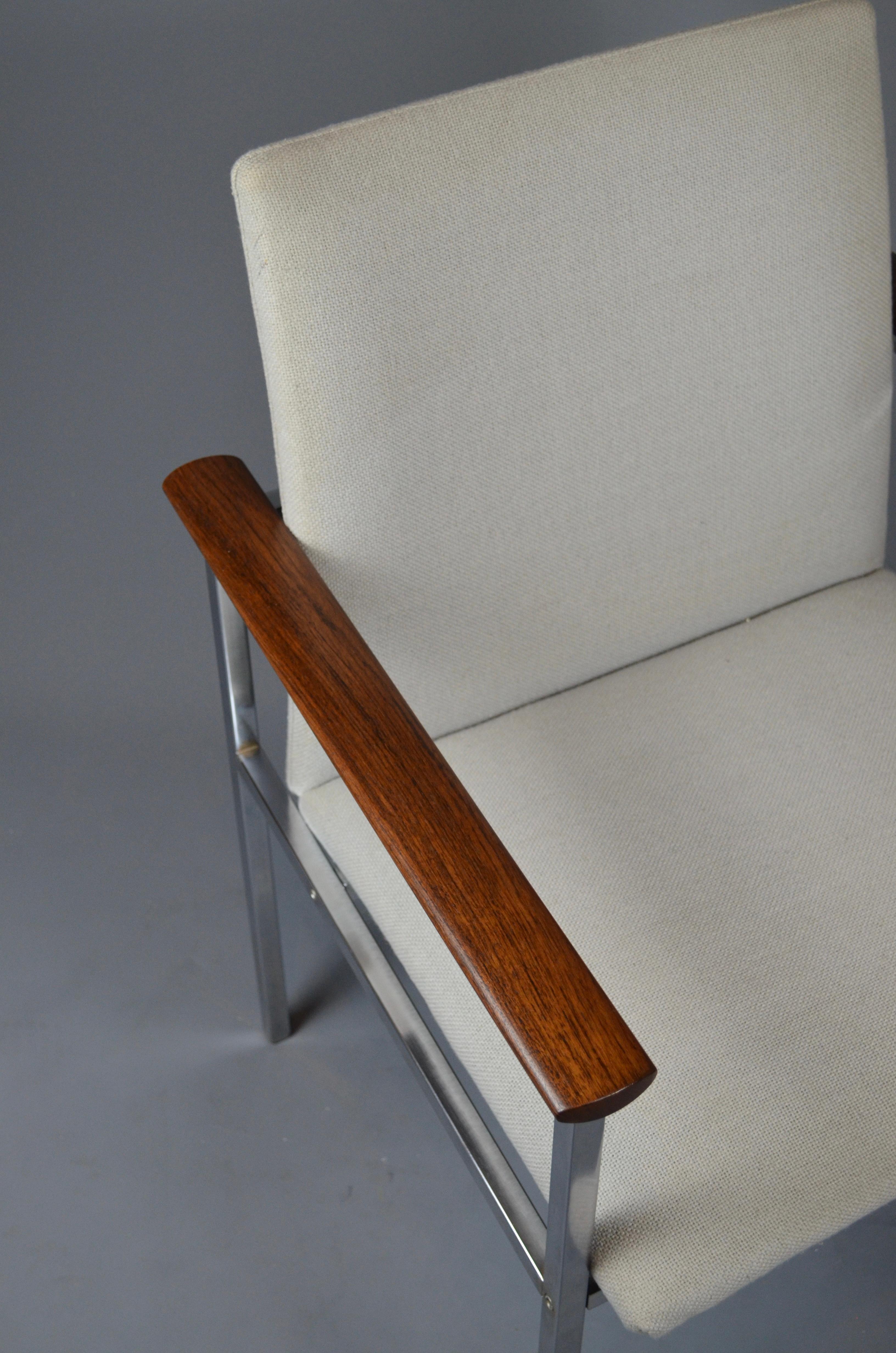 Elegant Scandinavian armchair designed by Sigvard Bernadotte and produced by France & Søn in the 1960s.

The frame is made of polished chromed steel, the armrests are in solid teak, and the seat and backrest retain their original light grey