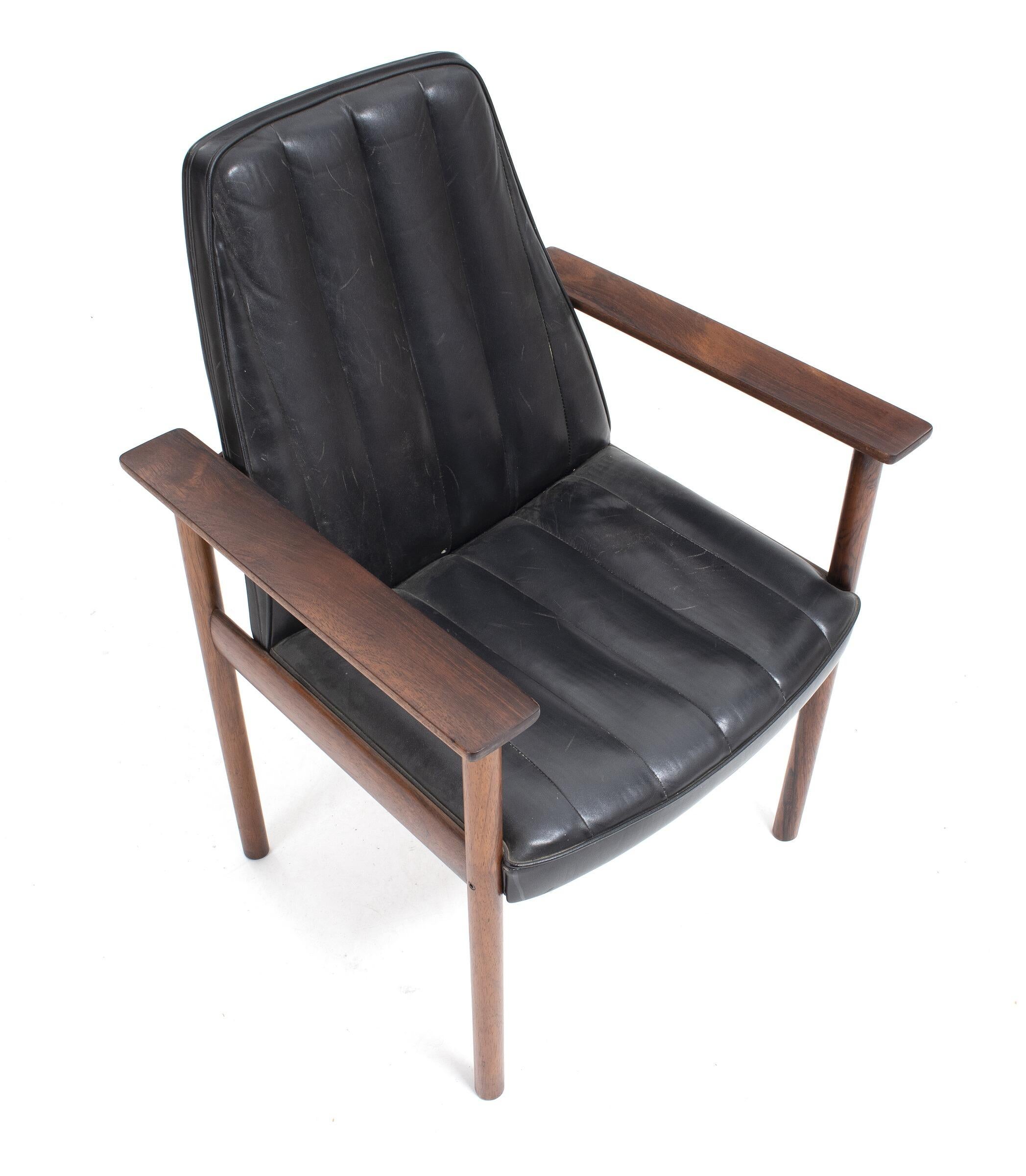 Hartholzrahmen und Ledersitz, entworfen von Sven Ivar Dysthe in Norwegen für Dokka Mobler in den 1960er Jahren.
Der Stuhl ist in sehr gutem Originalzustand mit leichter Patina an Stahl- und Holzteilen.
Abmessungen: 81 H x 65 B x 58 T cm.