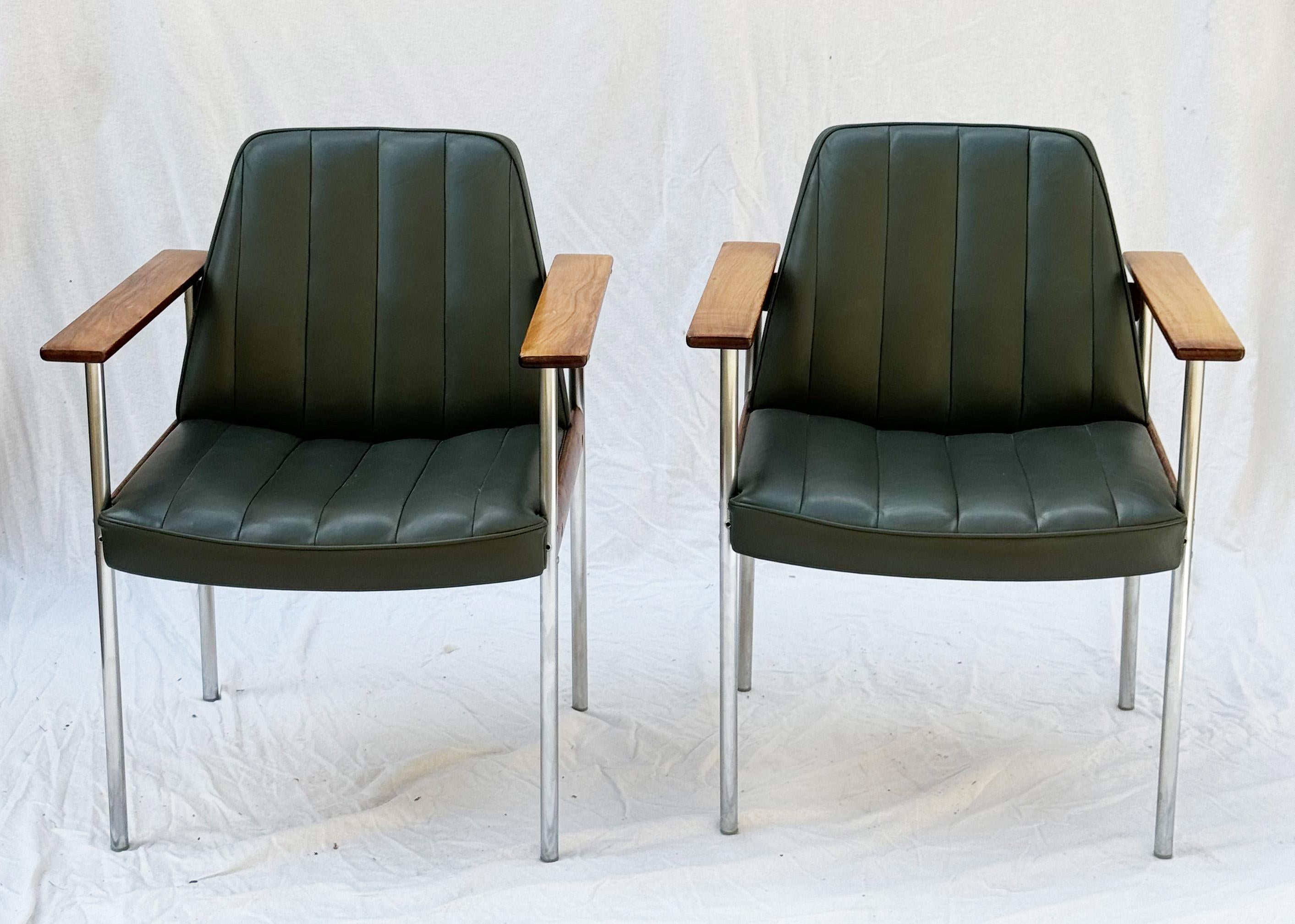 Gambe in acciaio con elementi in legno duro e seduta in pelle grigia, disegnata da Sven Ivar Dysthe in Norvegia per Dokka Mobler negli anni Sessanta.
Queste sedie sono in ottime condizioni originali con una piccola patina sulle parti in