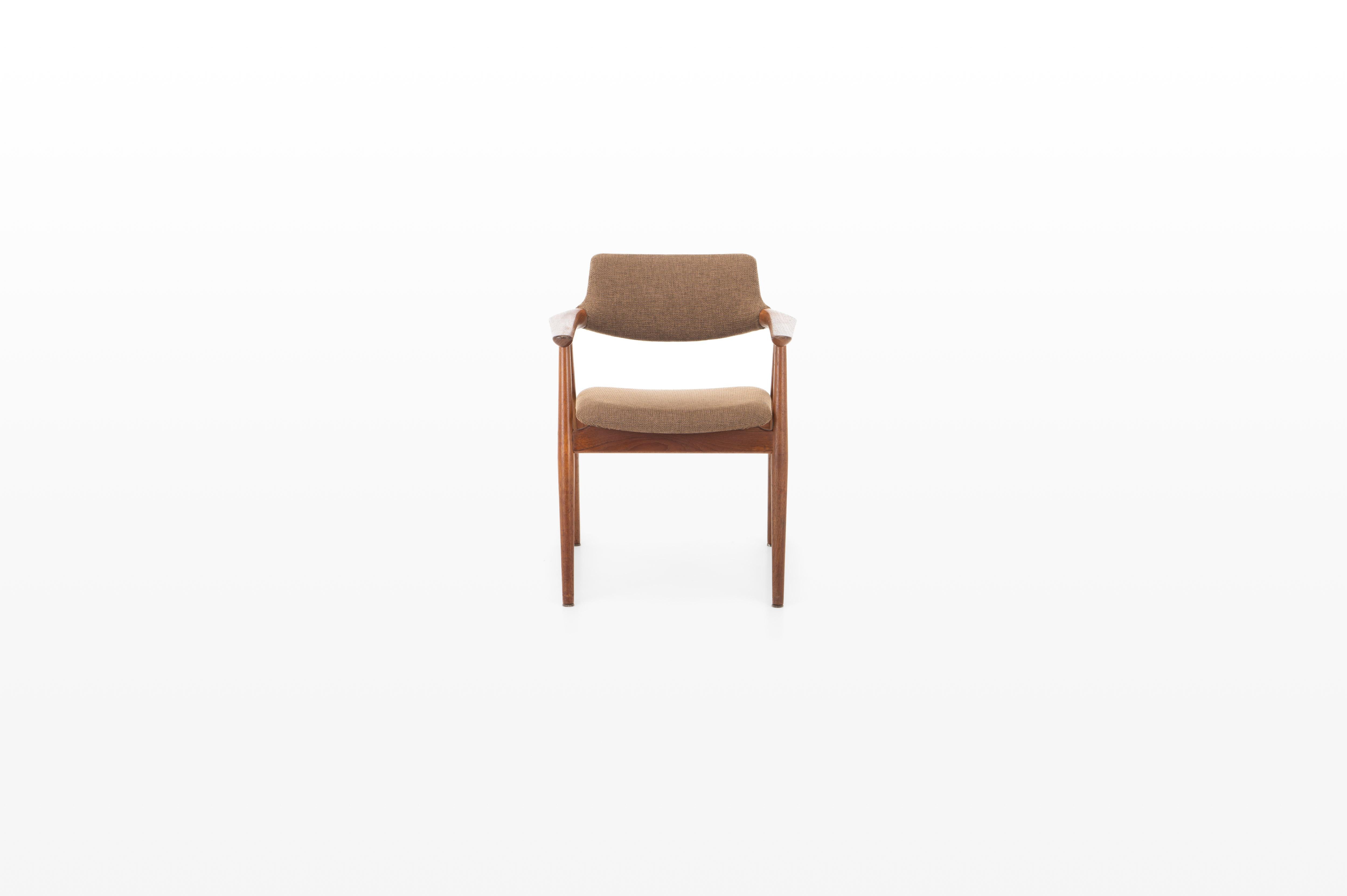 Dänischer Sessel von Svend Åge Eriksen für Glostrup, Dänemark 1960er Jahre. Der Stuhl ist aus Teakholz gefertigt und befindet sich in einem hervorragenden Originalzustand.