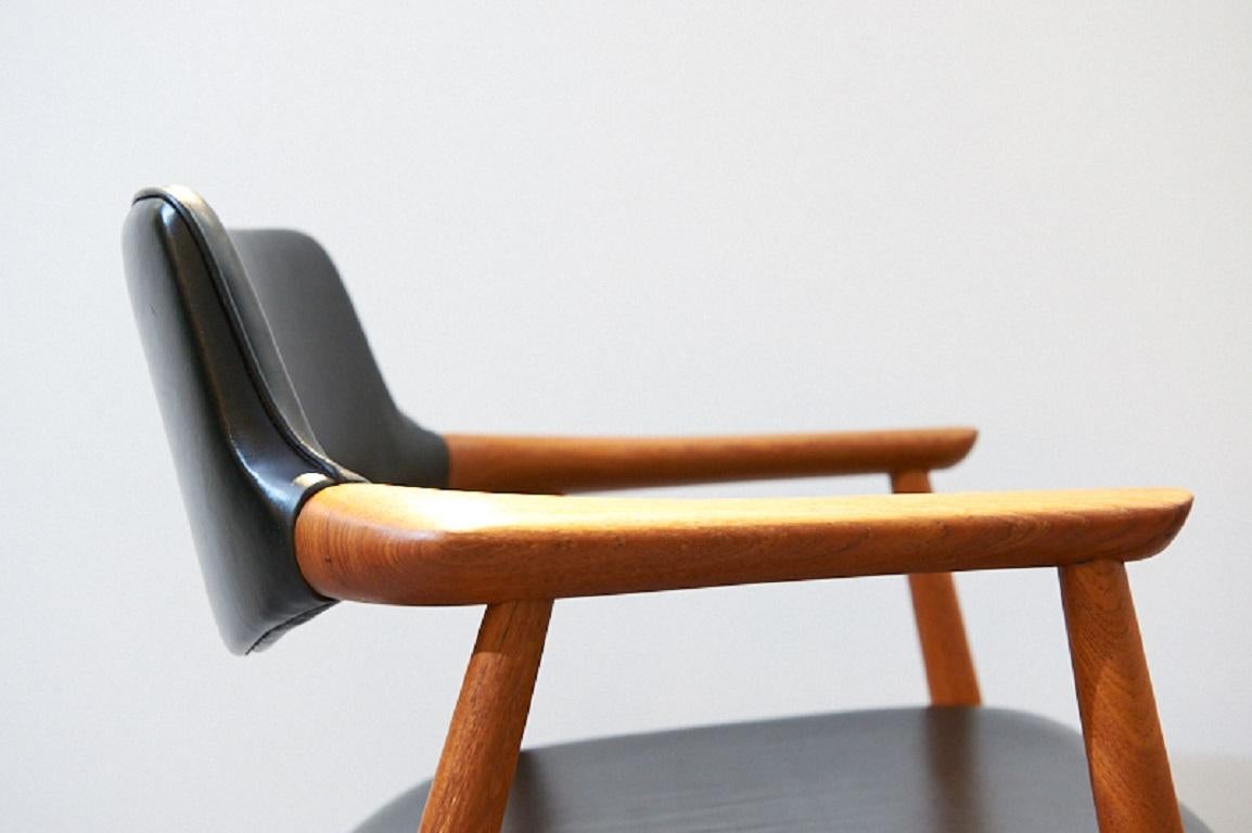 Restored: Rare armchair by Svend Age Eriksen, teak, 1960s, model GM11, production by GLOSTRUP MØBELFABRIK / MØBEL FAKTA, Denmark, original black leatherette covers, solid teak, beautiful, sturdy and very comfortable

Dimensions in cm: 
Length 62