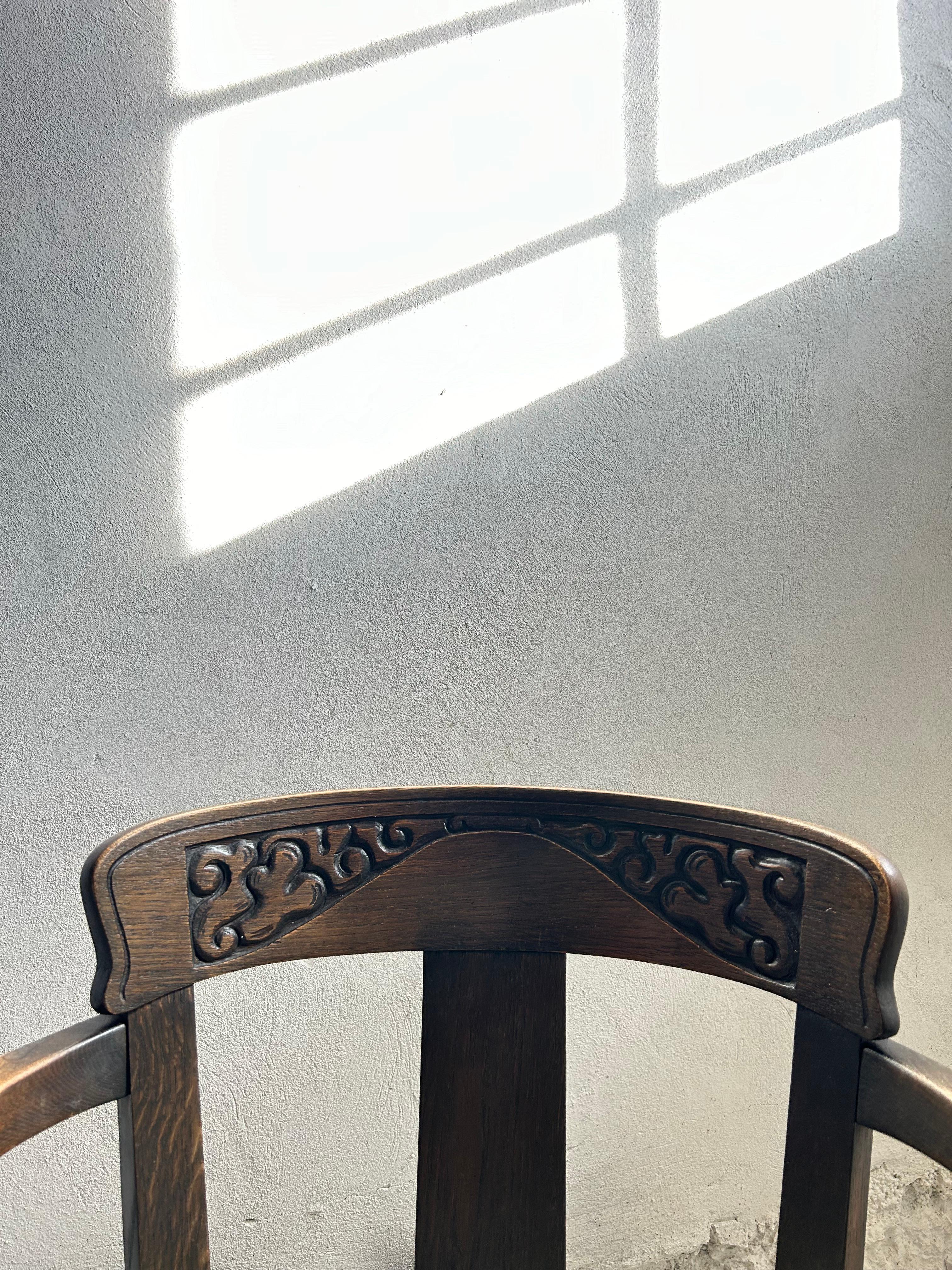Questa eccezionale poltrona, progettata dal celebre architetto e designer danese Thorvald Bindesbøll, risale al 1900 circa ed è realizzata in rovere tinto scuro. Il pezzo presenta i motivi ornamentali caratteristici di Bindesbøll sullo schienale,