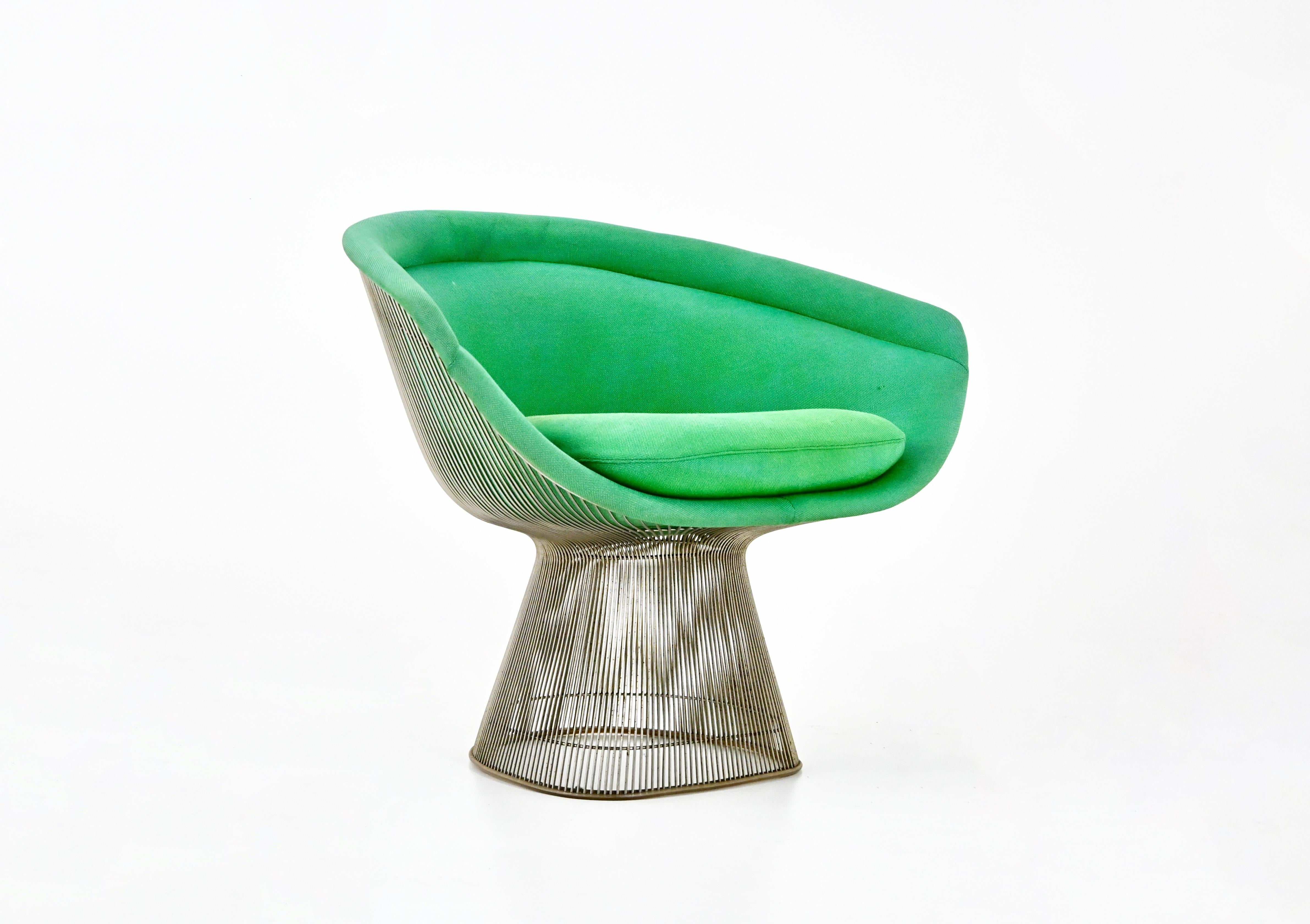 Sessel von Warren Platner aus Metall mit grünem Stoff. Knoll-Ausgabe. Großes Modell. Sitzhöhe: 49 cm. Zeit- und altersbedingte Abnutzung.