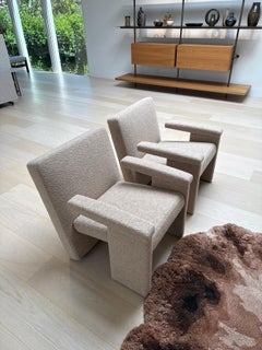Poltrona, Design architettonico imbottito compatto, tessuto beige chiaro, Italia