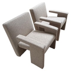 Poltrona, Design architettonico imbottito compatto, tessuto beige chiaro, Italia