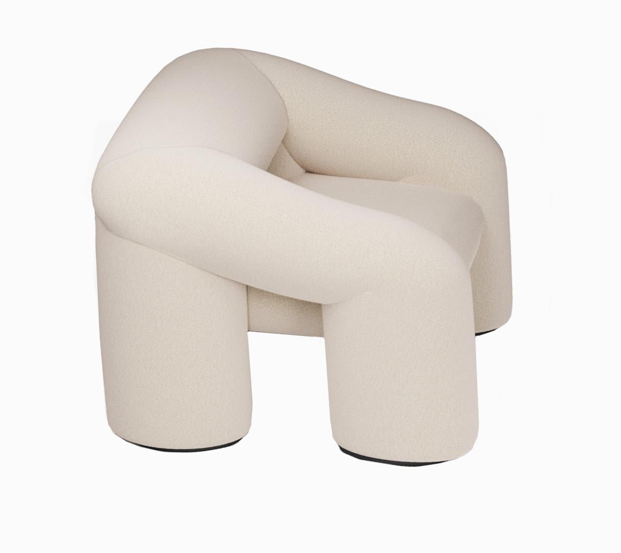 Cómodo sillón con elementos volumétricos. Las formas redondeadas y la geometría discreta conforman un diseño de producto lacónico y discreto.
La composición del sillón se complementa con patas de madera natural, que, si se desea, pueden pintarse del