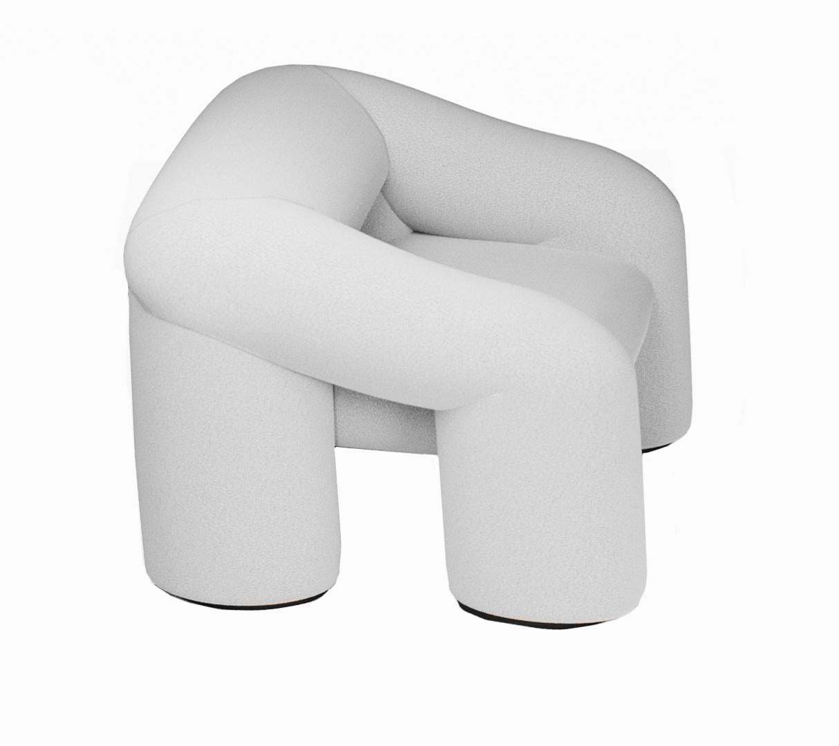 Bequemer Sessel mit volumetrischen Elementen. Abgerundete Formen und eine unaufdringliche Geometrie formen ein lakonisches und diskretes Produktdesign.
Die Komposition des Sessels wird durch Beine aus Naturholz ergänzt, die auf Wunsch in der Farbe