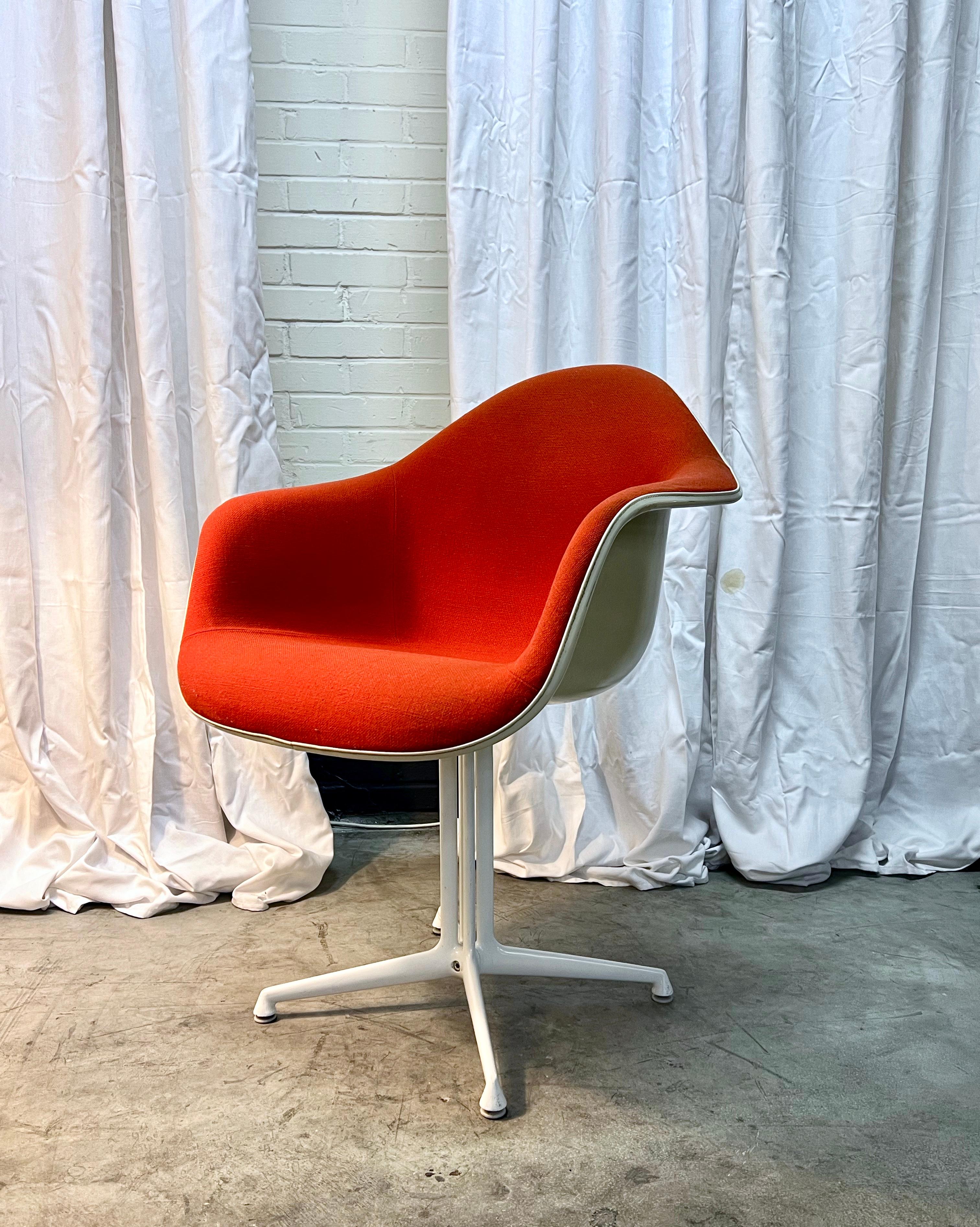 DAL chair by Charles and Ray Eames with an original La Fonda base!

This base was designed for the restaurant La Fonda del Sol in New York in the sixties (see photo). The shell is made of fiberglass.

The Eames Office designed a new base for the
