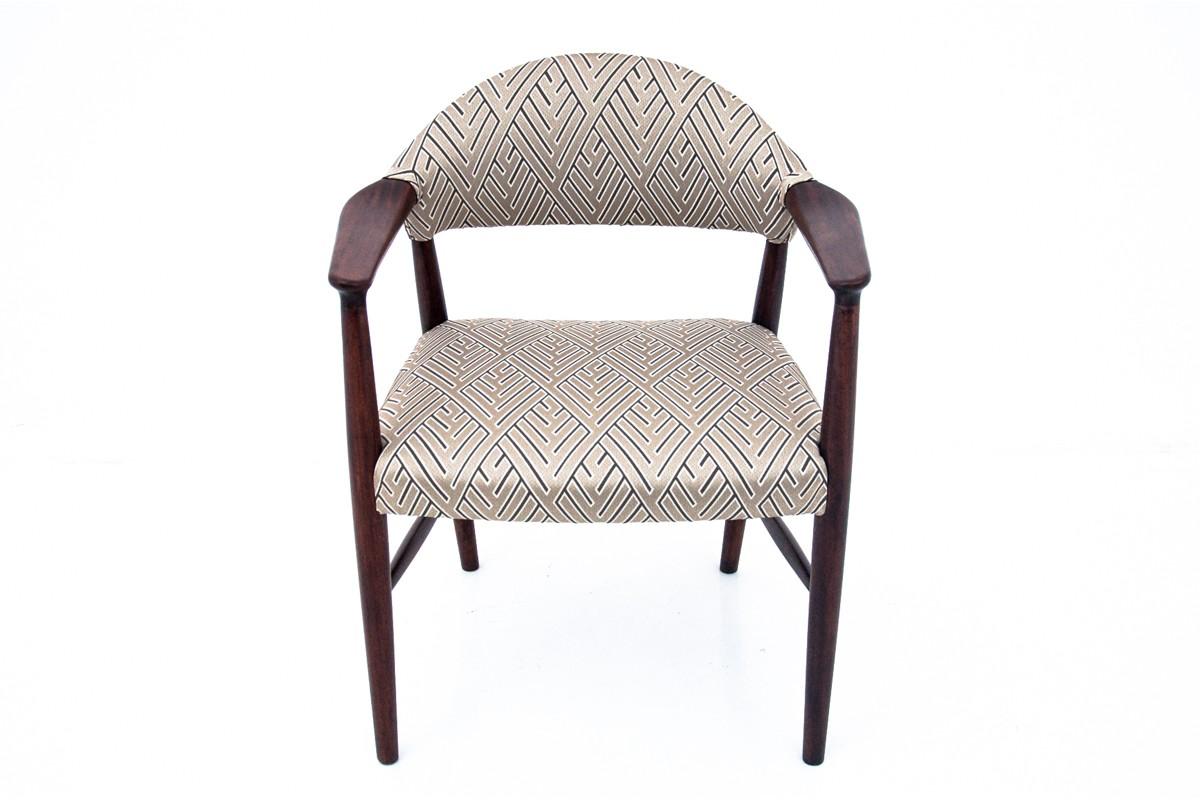 Danish armchair from the 1960s.

A minimalist form with delicately contoured armrests and a contoured backrest for better seating comfort. The perfect desk chair.

The furniture is in very good condition, after wood renovation and replacement of the