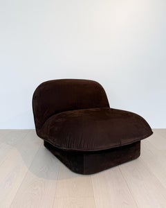 Poltrona, design in pelle nabuk marrone scuro, forma scultorea, Italia