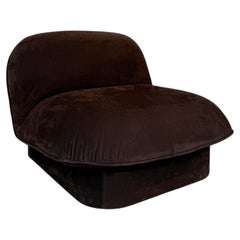 Poltrona, design in pelle nabuk marrone scuro, forma scultorea, Italia