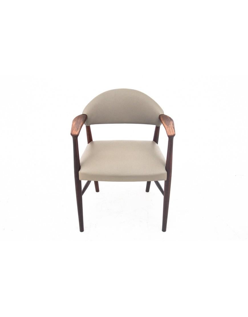 Danish armchair from the 1960s.

A minimalist form with delicately profiled armrests and a profiled backrest for better seating comfort. The perfect desk chair.

The furniture is in very good condition, after professional carpentry and upholstery