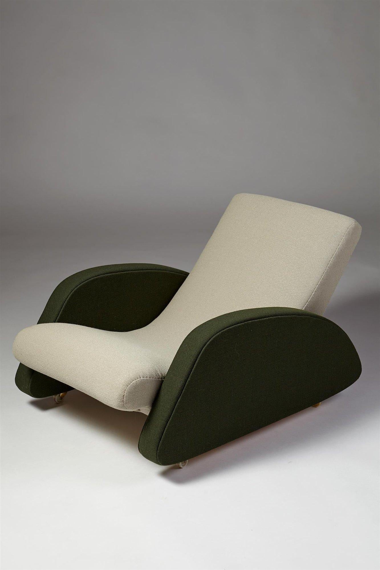 Armchair designed by Bo Wretling for Otto Wretling,
Sweden. 1930's.

Wool upholstery.

Measurements:
L: 113 cm/ 44 1/2''
H: 65 cm/ 25 1/2''
W; 74 cm/ 29''
Width of seat cushion: 56 cm/ 22''
Seat height: 38 cm/ 15''