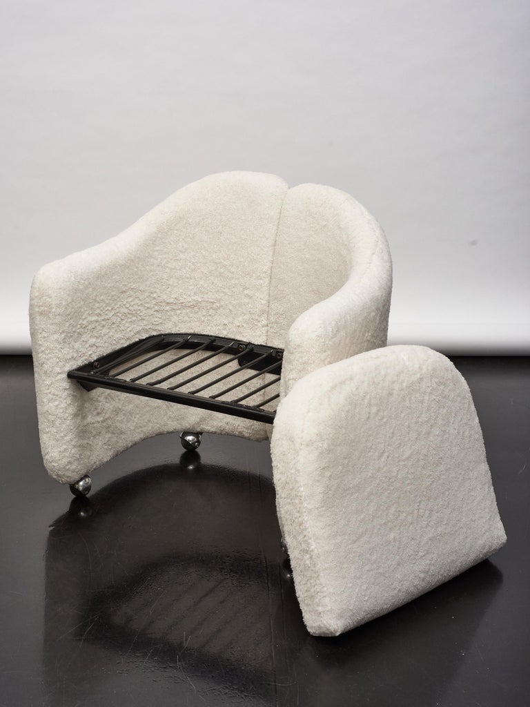 Clamis ps142 armchair designed by Eugenio Gerli for Tecno, circa 1960s. An elegant armchair, freshly reupholstered with white off-white fluffy fabric. Unique shape with 4 rubber ball wheels with metal caps.