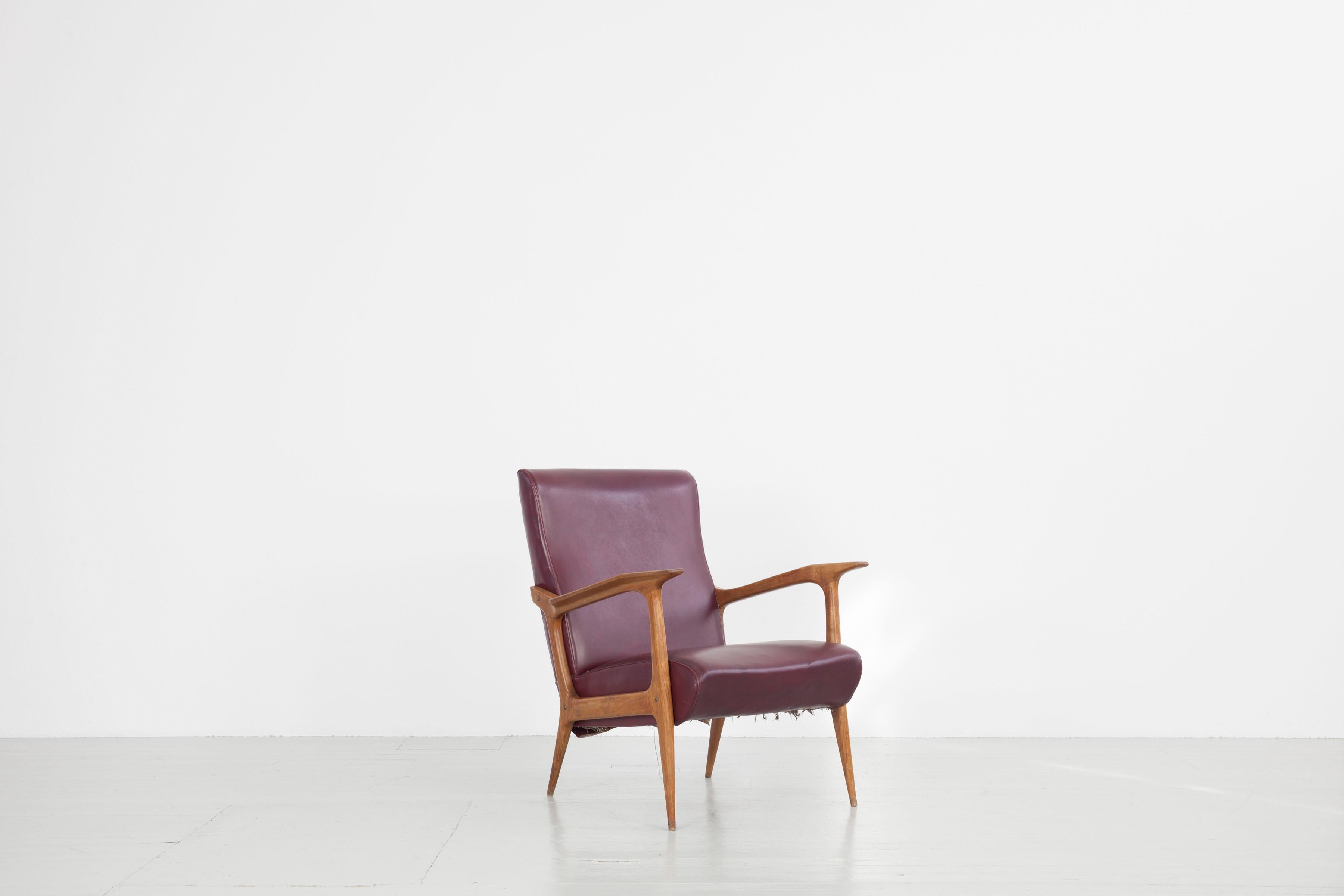 This Italian armchair was designed by Farina Morez Ruggero in the 1950s. The piece of furniture has a beautifully curved, tapered wooden frame. It needs to be reupholstered.

Do not hesitate to contact us for further details.