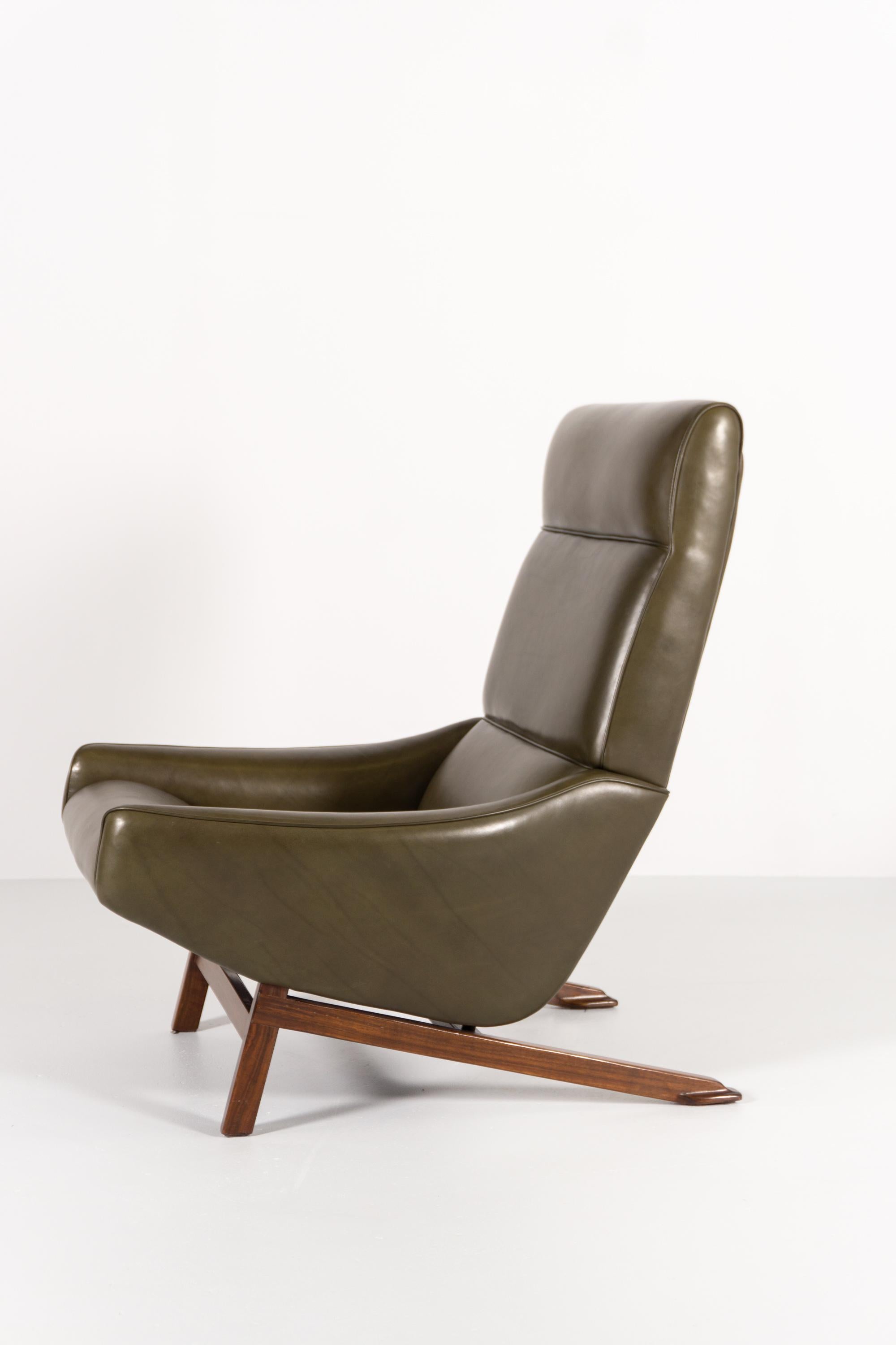 This sophisticated piece of furniture, designed by Gianfranco Frattini in 1960 for Cassina, stands out for its scultural and futuristic line. The cover, renewed like the foam, is made of the best leather.
Frattini was an Italian architect and