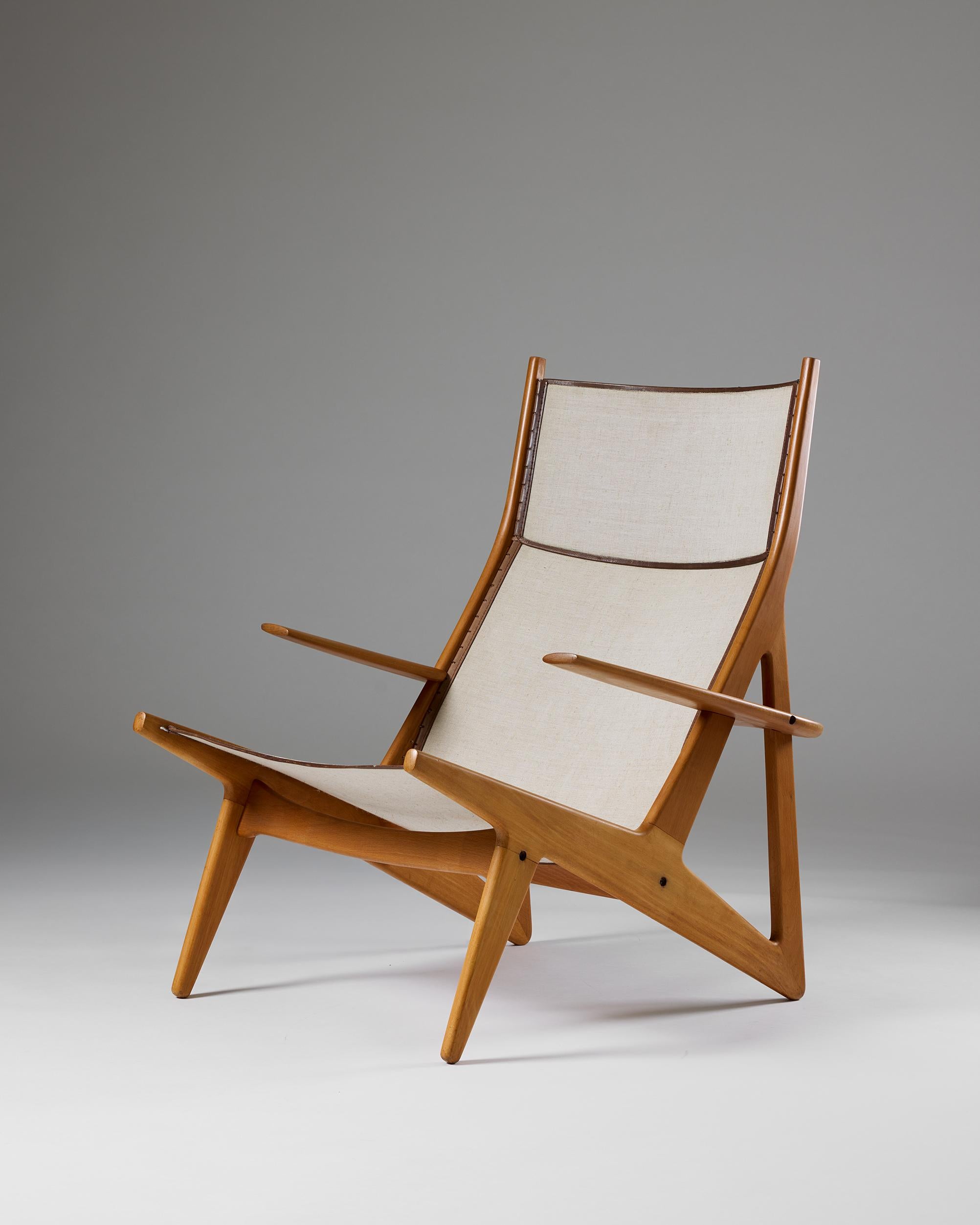 Fauteuil, conçu par Hans Frost Nielsen, Danemark, 1974.

MATERIAL : 
Beeche, toile et cuir.

Mesures :
H : 98 cm / 3' 2 5/8