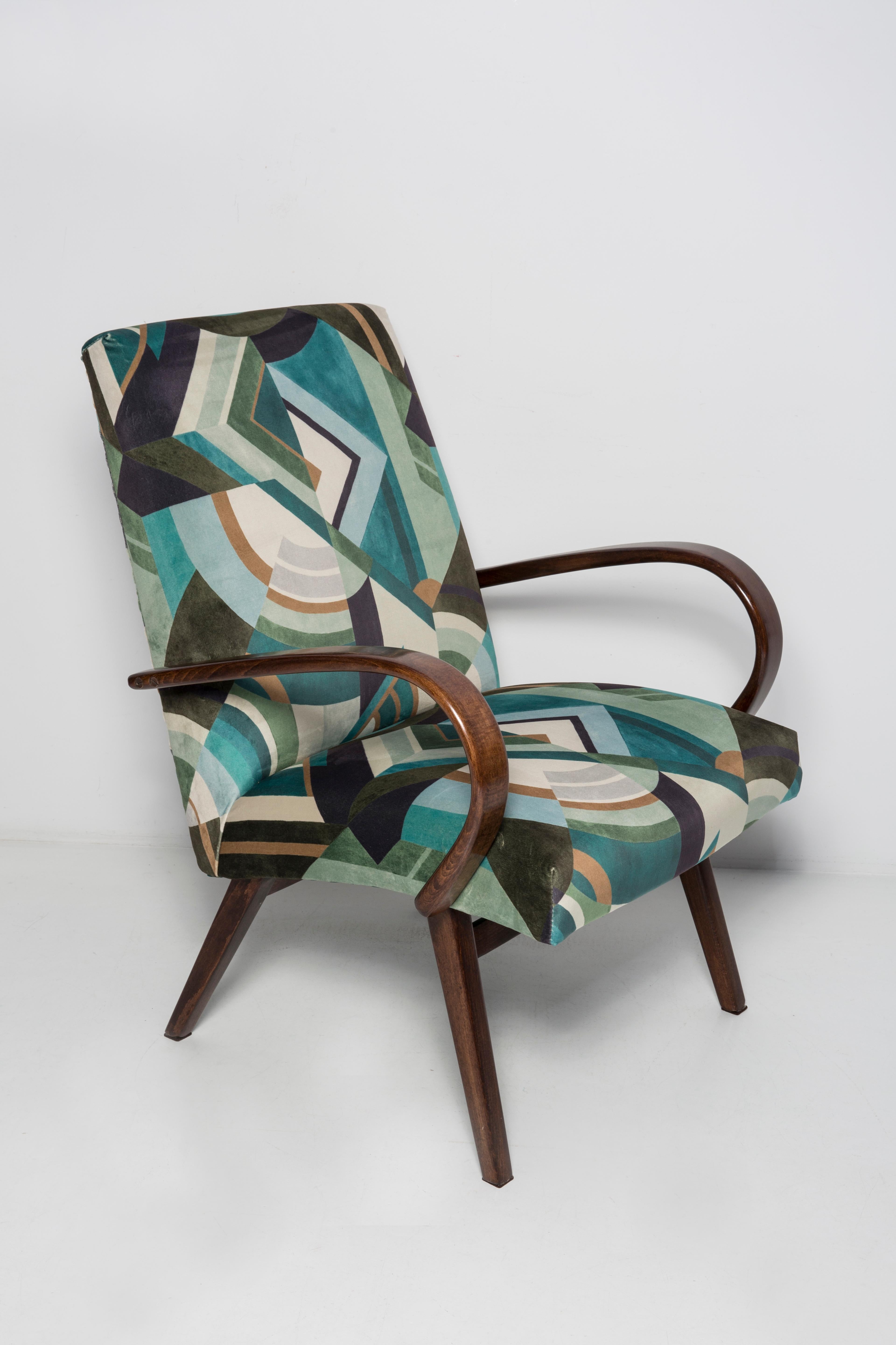Fauteuil conçu par Jaroslav Šmídek, modèle 53, produit par TON en Tchécoslovaquie dans les années 1960. Cette pièce moderne du milieu du siècle illustre l'élégance et le savoir-faire du design tchèque, avec son cadre sculptural en bois courbé et son