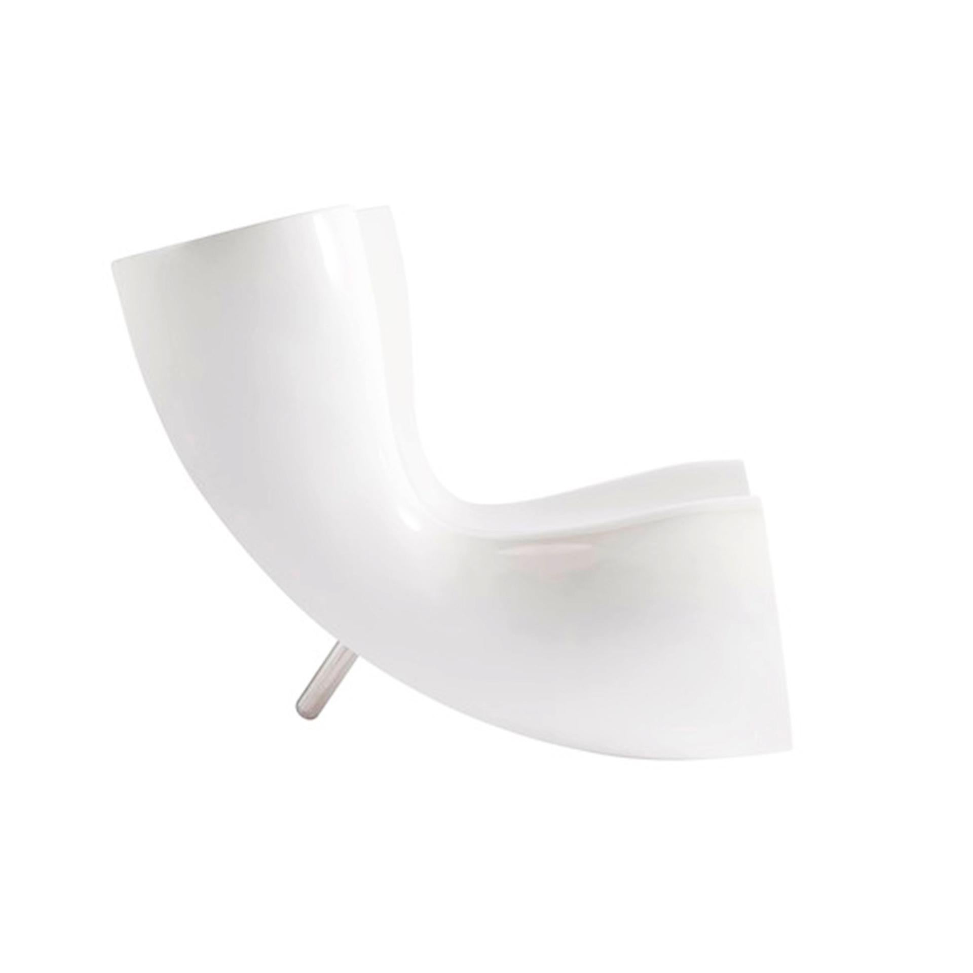 Silla de Marc Newson para Cappellini, Italia 1993

Este sillón está hecho de una sola pieza de fibra de vidrio reforzada, que se dobla y moldea para crear la estructura deseada, consiguiendo una expresión escultórica y suspendida en el sillón. El