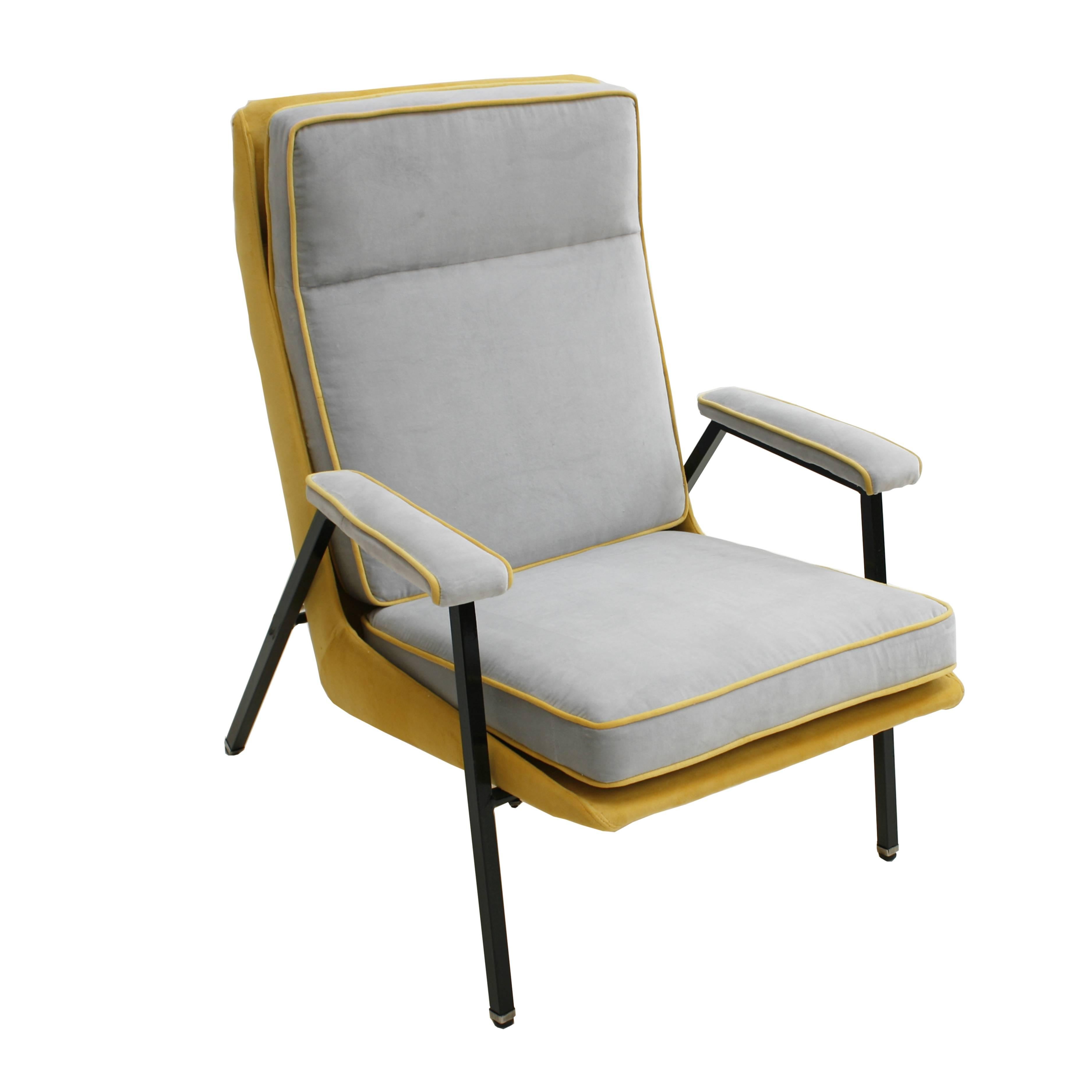 Armchair designed by Pierre Guariche. Structure made of metal with legs lacquered in black. Yellow and gray cotton velvet upholstery, France, 1950.

 