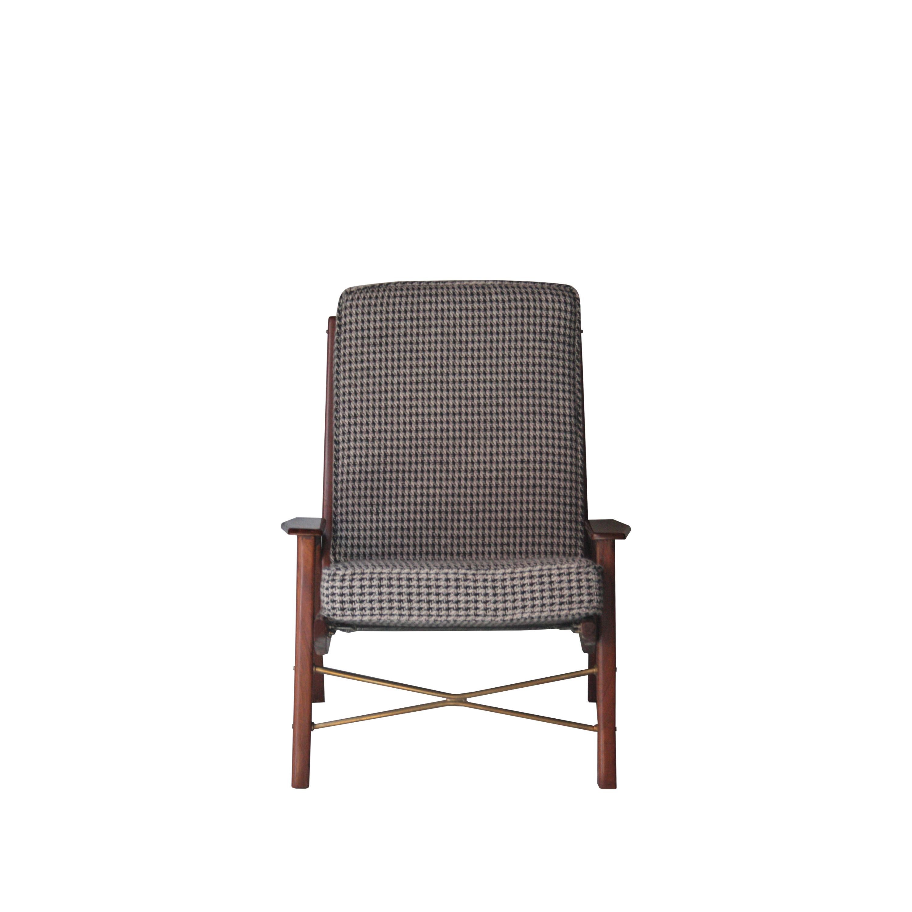 Von René-Jean-Caillette entworfener Sessel mit Holzstruktur und Messingdetails.
 