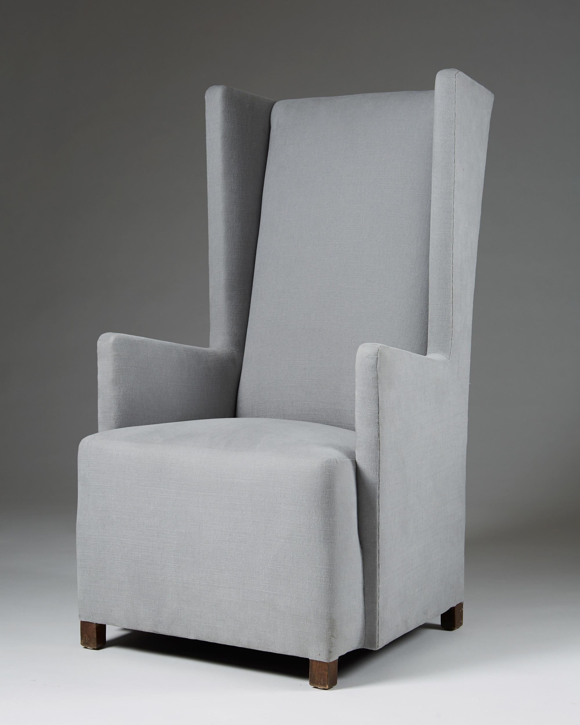 Fauteuil, conçu par Uno Åhrén ou Björn Trägårdh pour Svenskt Tenn,
Suède. 1930s.

Rembourrage en laine.

Mesures : 
H : 110 cm / 3' 8''
D : 70 cm / 2' 4''
W: 63 cm / 2' 1 1/2''
Hauteur d'assise : 41 cm / 16''

Björn Trägårdh était designer chez