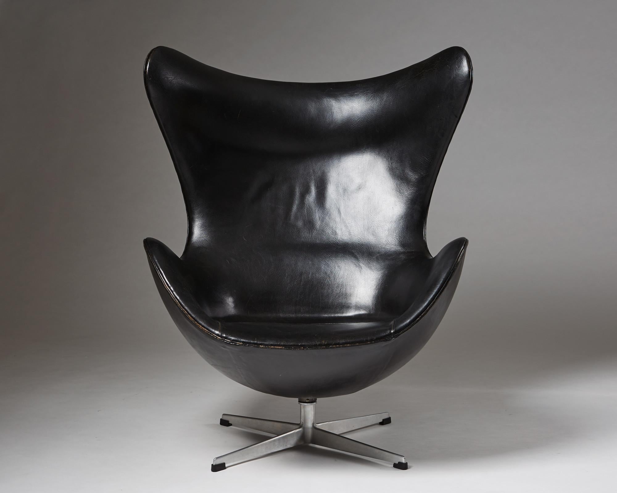 Armchair “Egg chair” designed by Arne Jacobsen for Fritz Hansen,
Denmark. 1958.

Original leather and aluminium.

Very early model with the built up seat, without separate cushion.

Stamped in white to the underside of the leather.

Measurements: