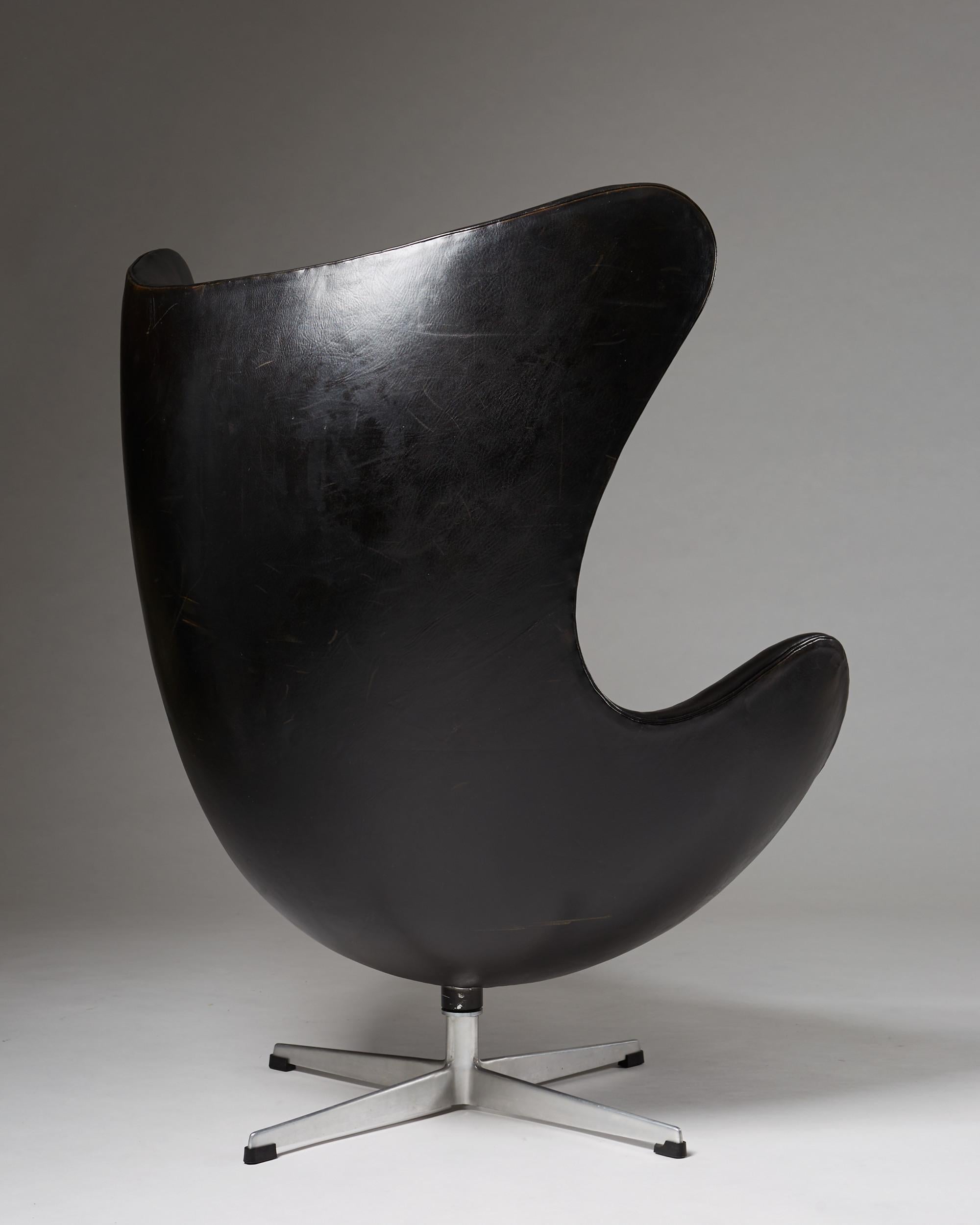 Scandinavian Modern Armchair “Egg Chair” Designed by Arne Jacobsen for Fritz Hansen, Denmark, 1958 For Sale