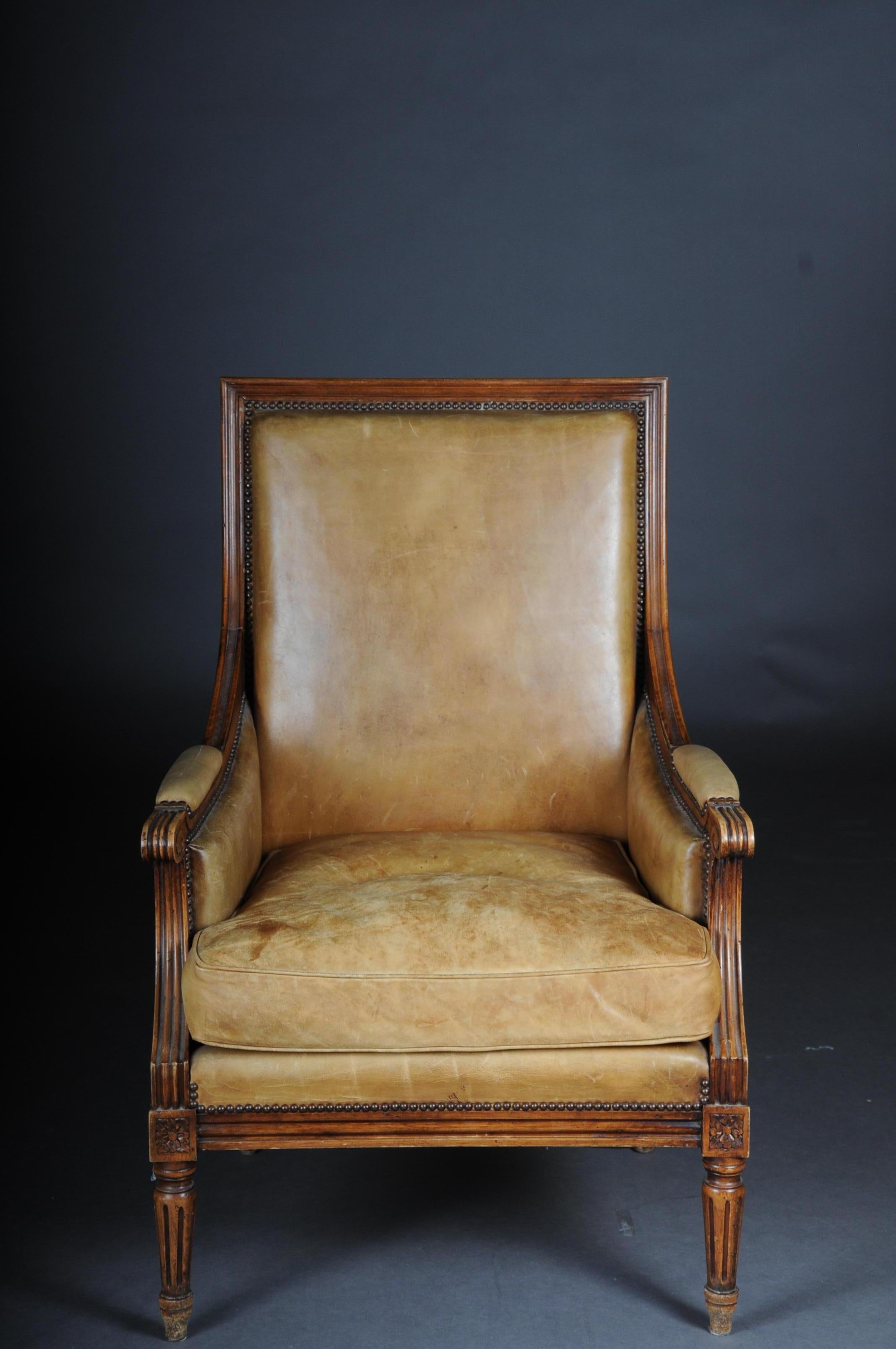 English club armchair, leather first half of the 20th century. Vintage.

Solid mahogany club chair, English. Classic upholstery which was upholstered with leather. Armrest partly also covered with leather.

(B-148).