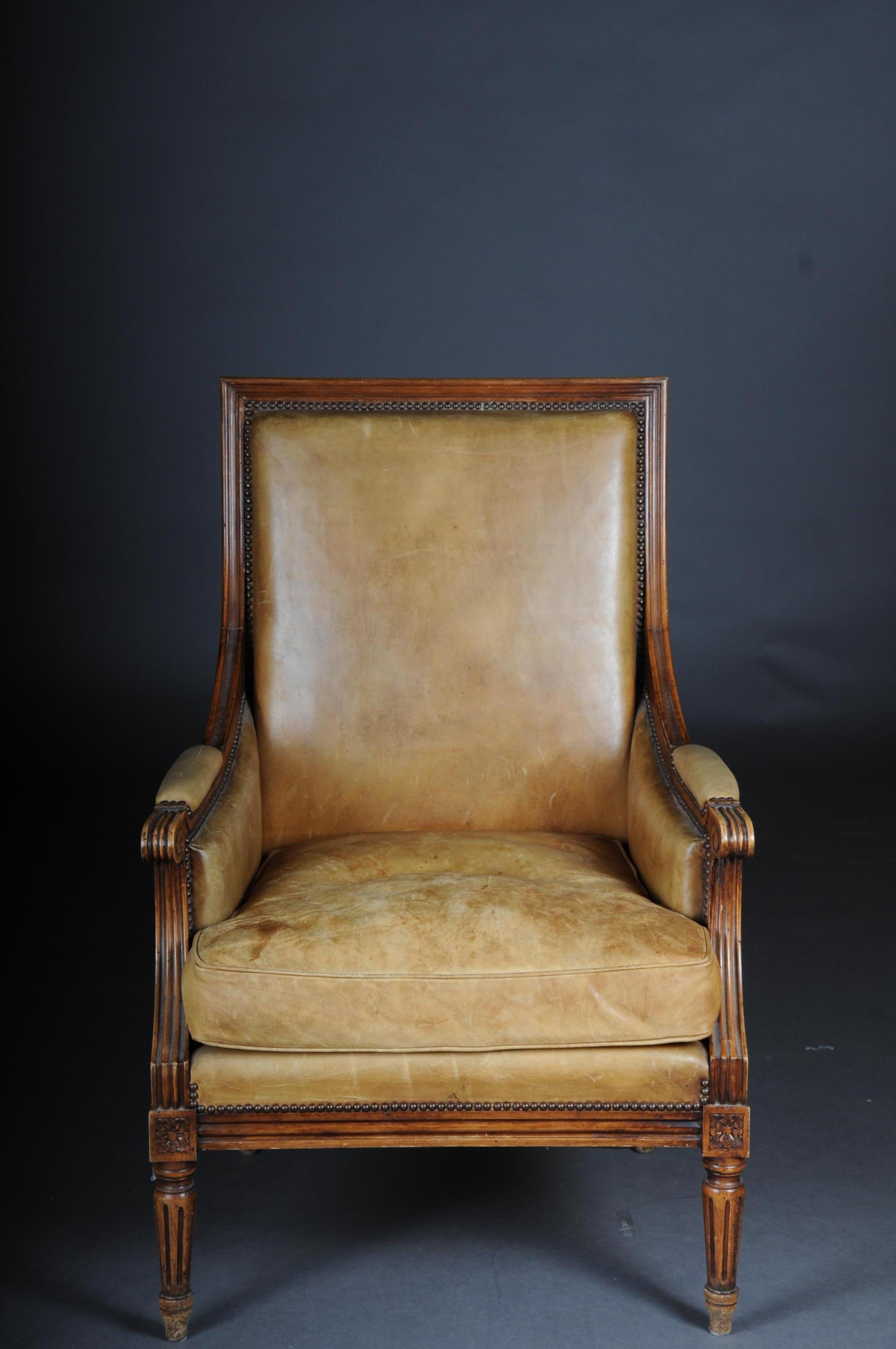 Fauteuil club anglais, cuir première moitié du 20ème siècle. Vintage.

Fauteuil club en acajou massif, anglais. Une sellerie classique qui a été recouverte de cuir. L'accoudoir est également partiellement recouvert de cuir.

(B-148).