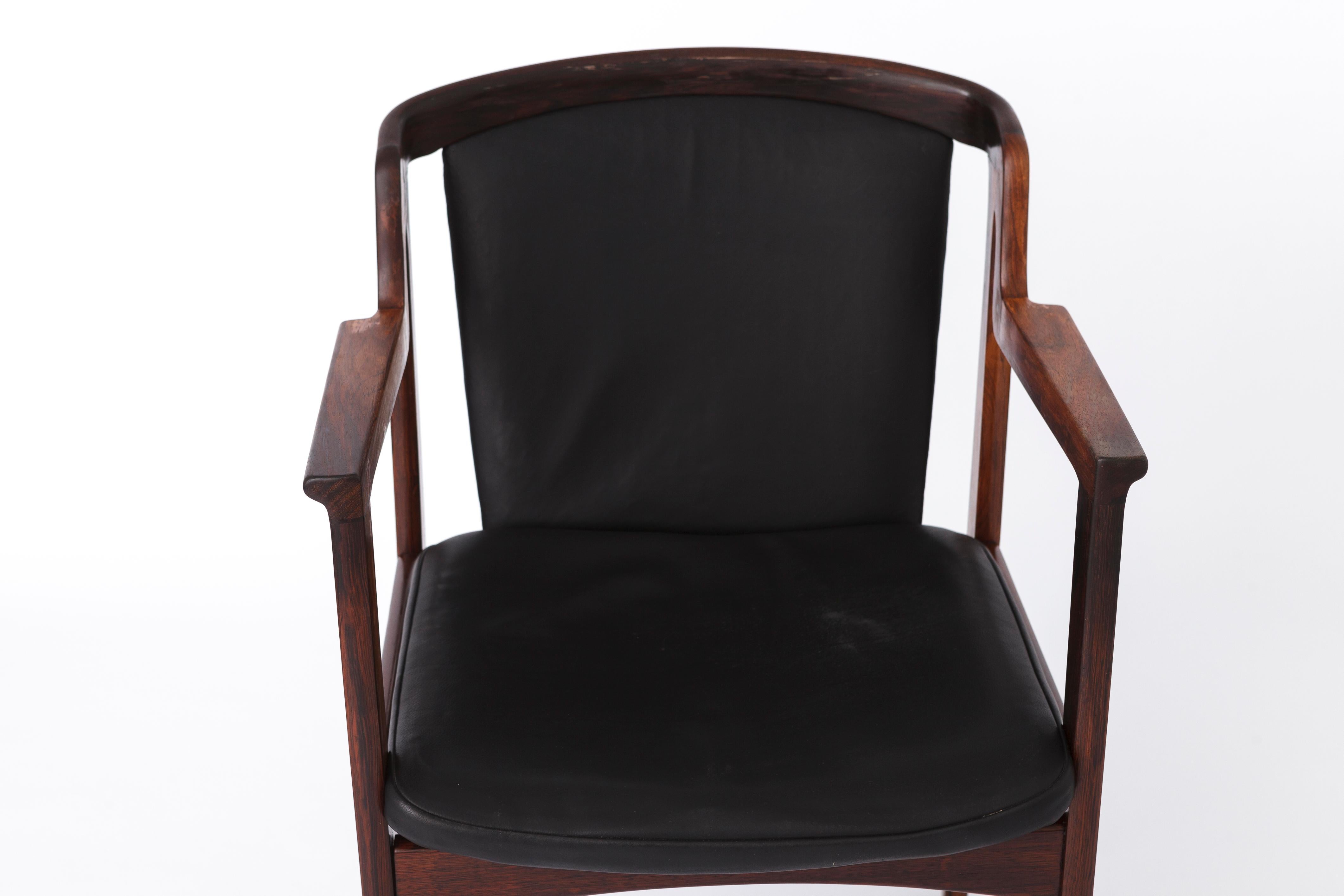 Bonito sillón vintage del diseñador danés Erik Buch para el fabricante Orum Mobler. 
Periodo de producción: 1960s. 
¡Puede utilizarse como silla de comedor o de escritorio!

Buen estado vintage. Tipo de madera Probablemente haya o roble teñidos de
