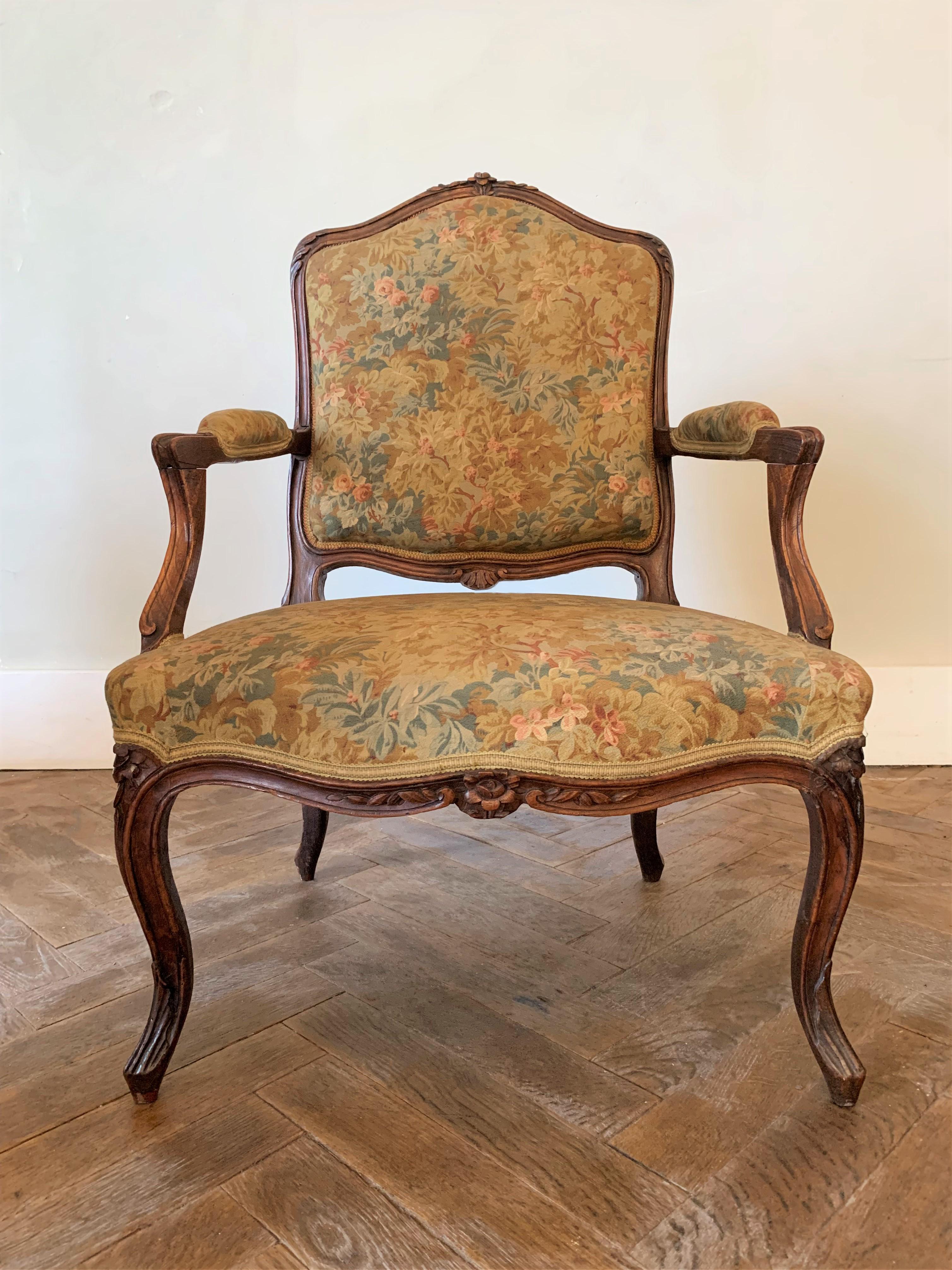 Magnificent Louis XV style Queen's armchair, richly carved with shells on the front of the seat and floral motifs on the curved legs. The finesse of the sculptures present elegant proportions which make the charm of this beautiful armchair.