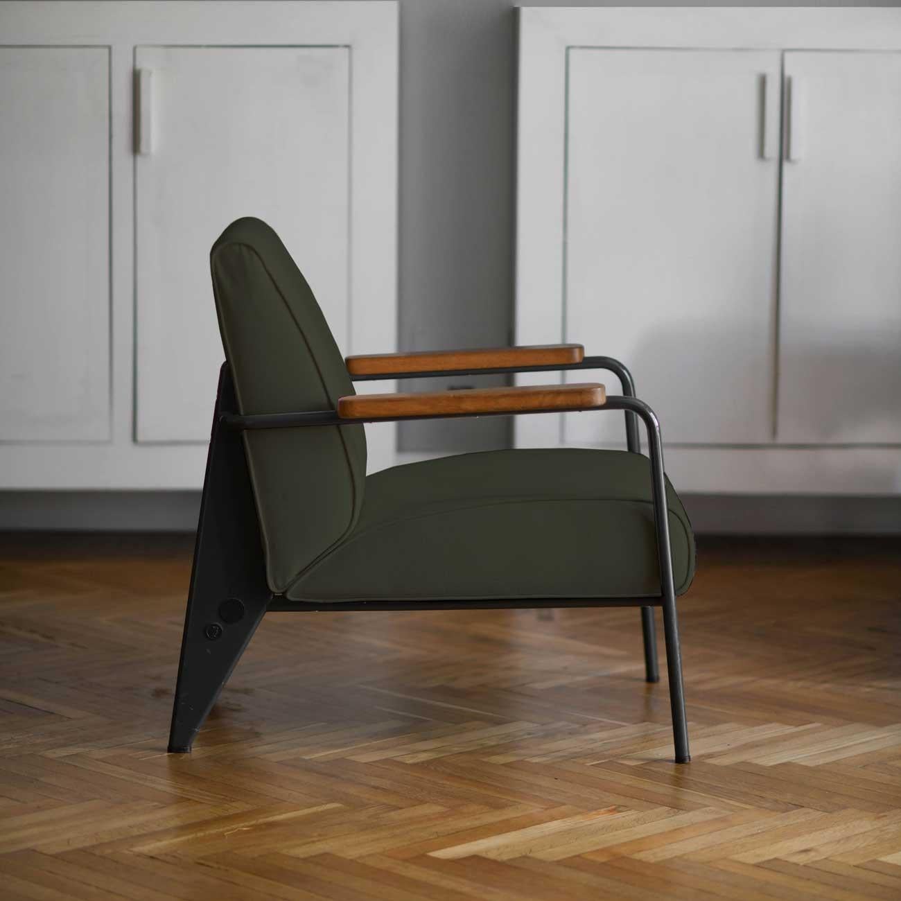 Designed by Jean Prouvé in 1939 Fauteuil de Salon is a typical example of the structural aesthetic that distinguishes his projects.
Fauteuil de Salon joins simple planes into a unified architectural object with a comfortable seat surface and